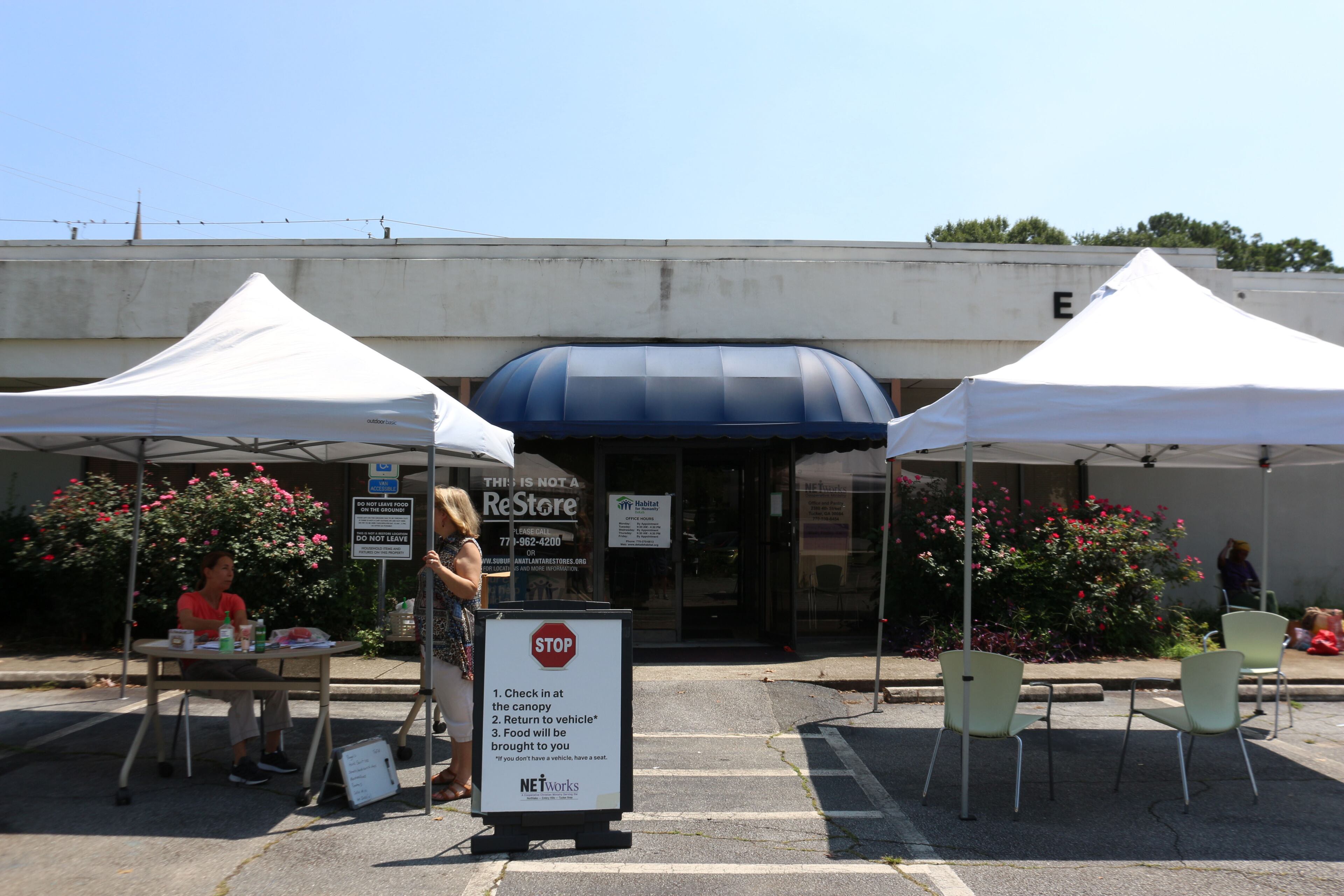 NETWorks Cooperative Ministry in downtown Tucker, provided emergency food assistance to local families three days per week throughout the pandemic. To prevent the spread of COVID-19, people checked in at a tent outside while volunteers filled a shopping cart with bags of non-perishable items and produce, when available. (William Newlin/UGA)