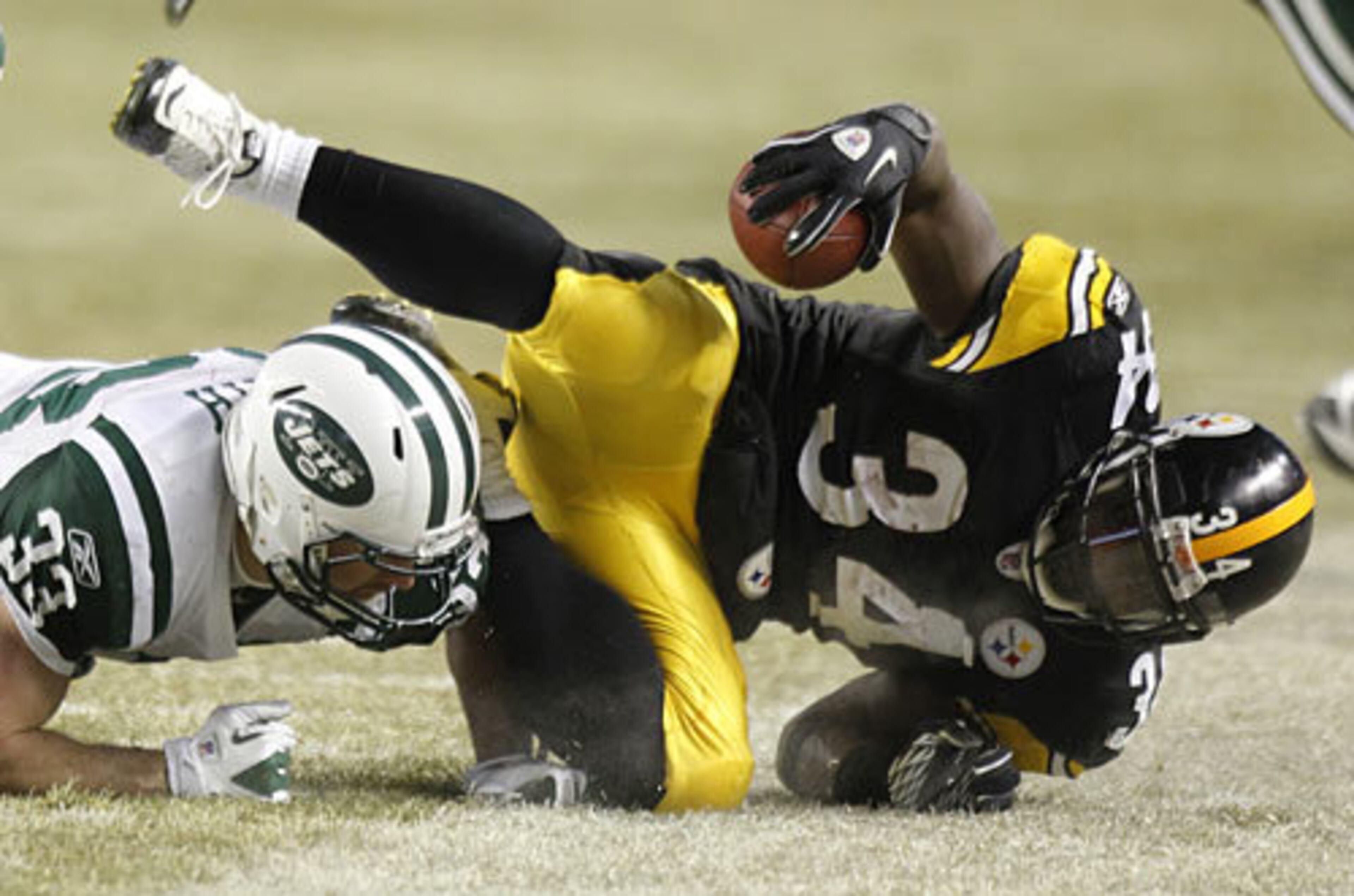 Steelers running back Rashard Mendenhall (34) is forced out of bounds by New York Jets safety Eric Smith (33) during first half action.