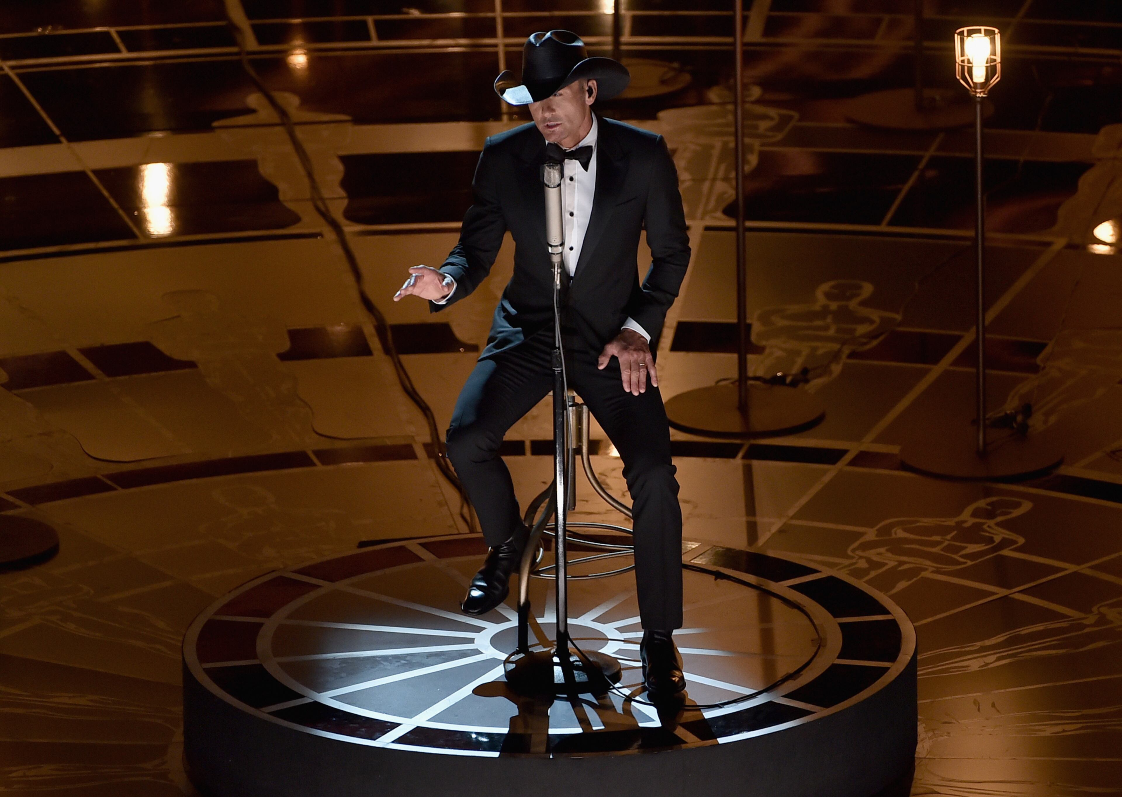 HOLLYWOOD, CA - FEBRUARY 22: Singer Tim McGraw peforms "I'm Not Gonna Miss You" from "Glen Campbell, I'll Be Me" onstage during the 87th Annual Academy Awards at Dolby Theatre on February 22, 2015 in Hollywood, California. (Photo by Kevin Winter/Getty Images)