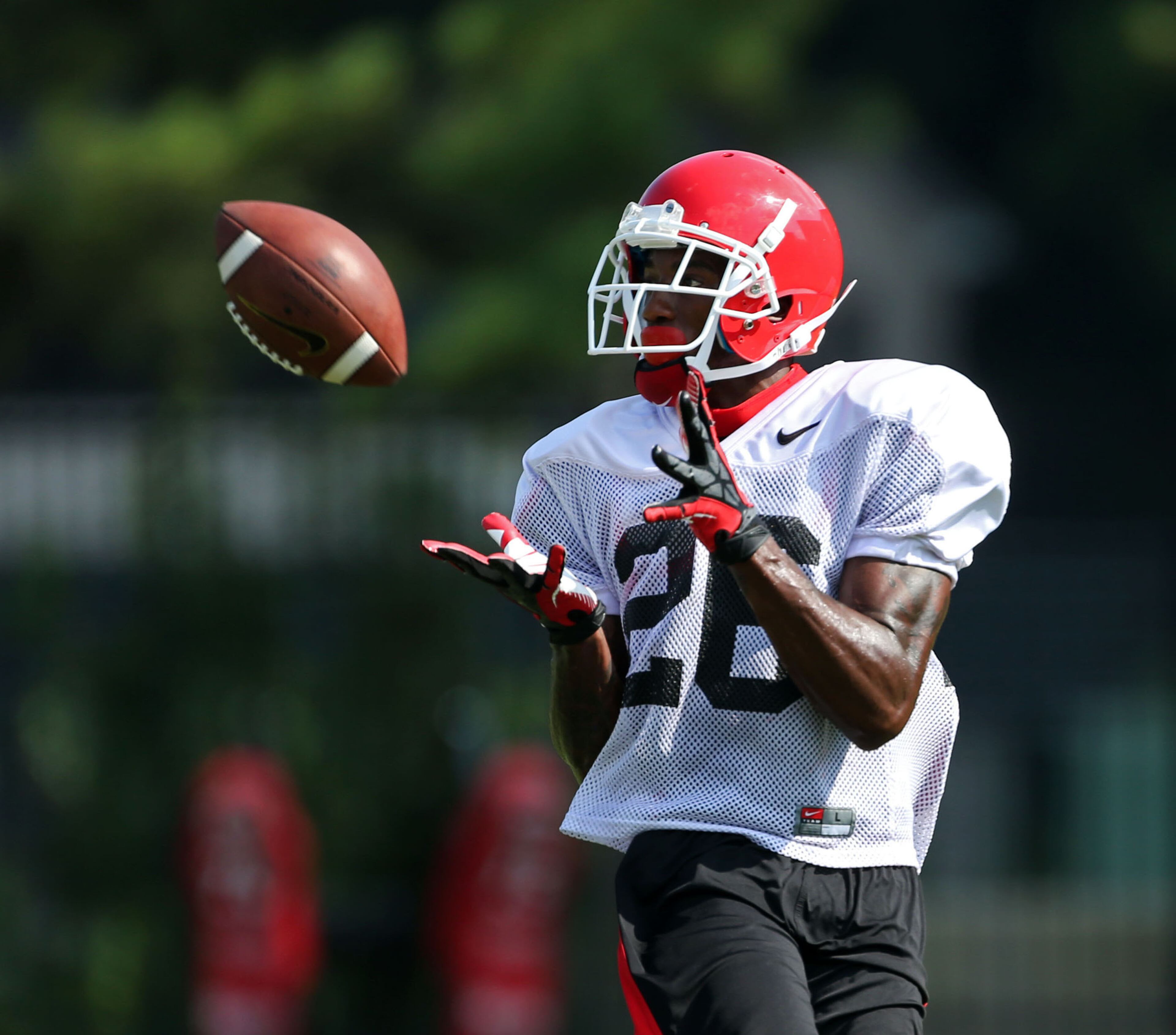 University of Georgia flanker Malcolm Mitchell (26) makes a catch during preseason practice at the University of Georgia Friday afternoon in Athens, Ga., August 23, 2013. JASON GETZ / JGETZ@AJC.COM