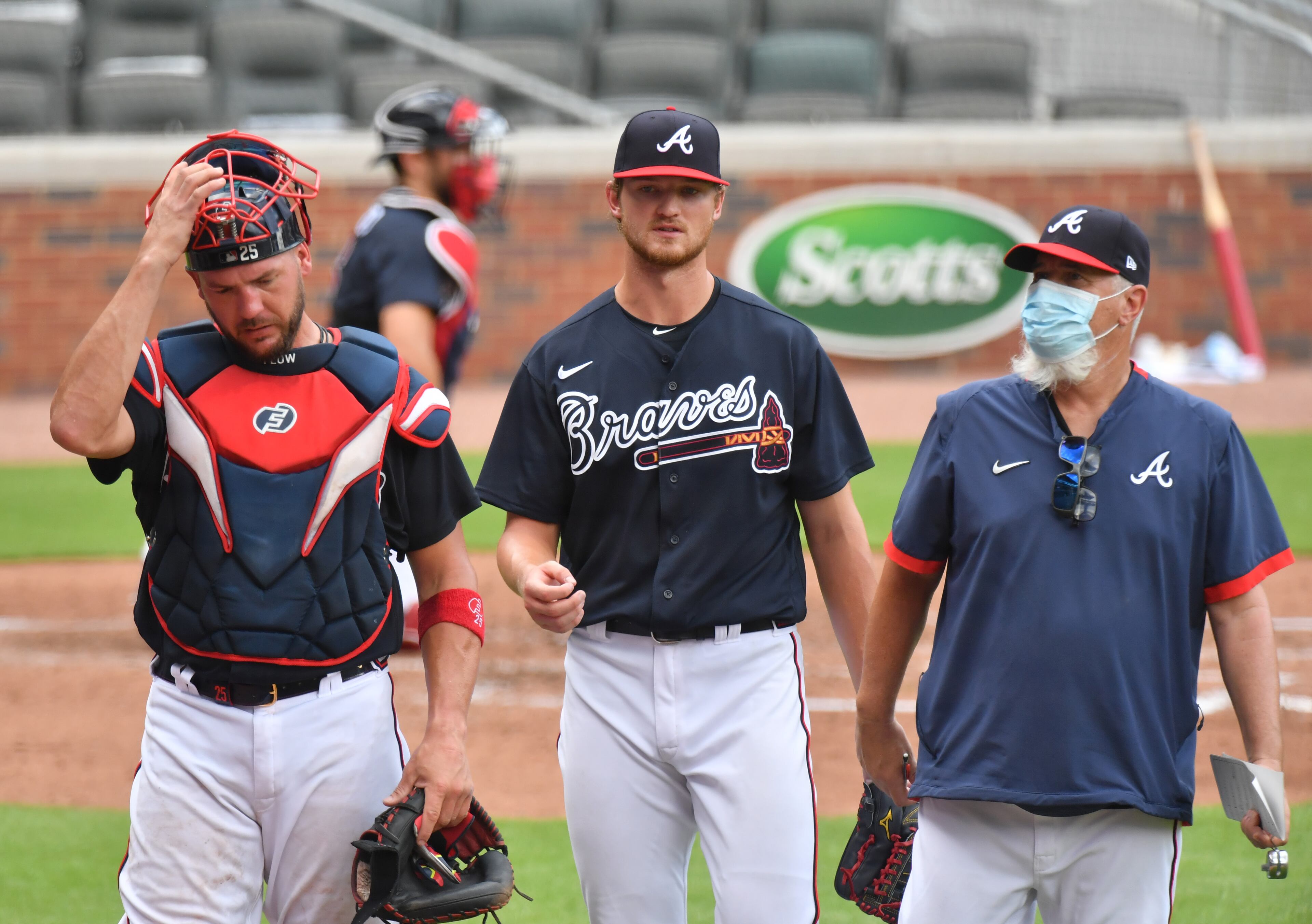 Pitcher Mike Soroka (center) talks with catcher Tyler Flowers (left) and pitching coach Rick Kranitz. (Hyosub Shin / Hyosub.Shin@ajc.com)