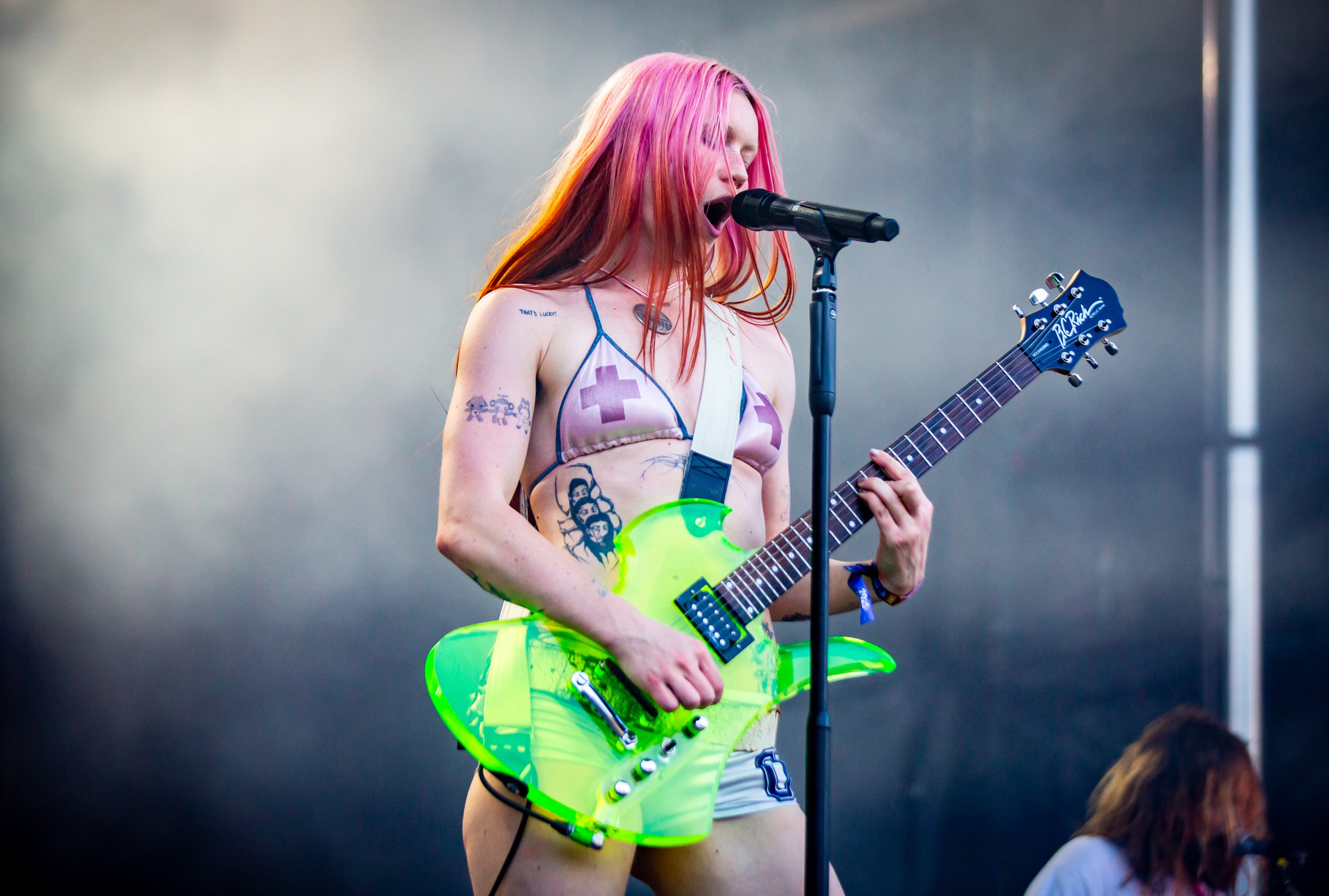 Atlanta, Ga. — British indie rockers Wet Leg drew a huge crowd on Sunday evening, Sept. 21, 2025, at Piedmont Park. Lead singer Rhian Teasdale showed why she’s become a standout star over the past year. (RYAN FLEISHER FOR THE ATLANTA JOURNAL-CONSTITUTION)