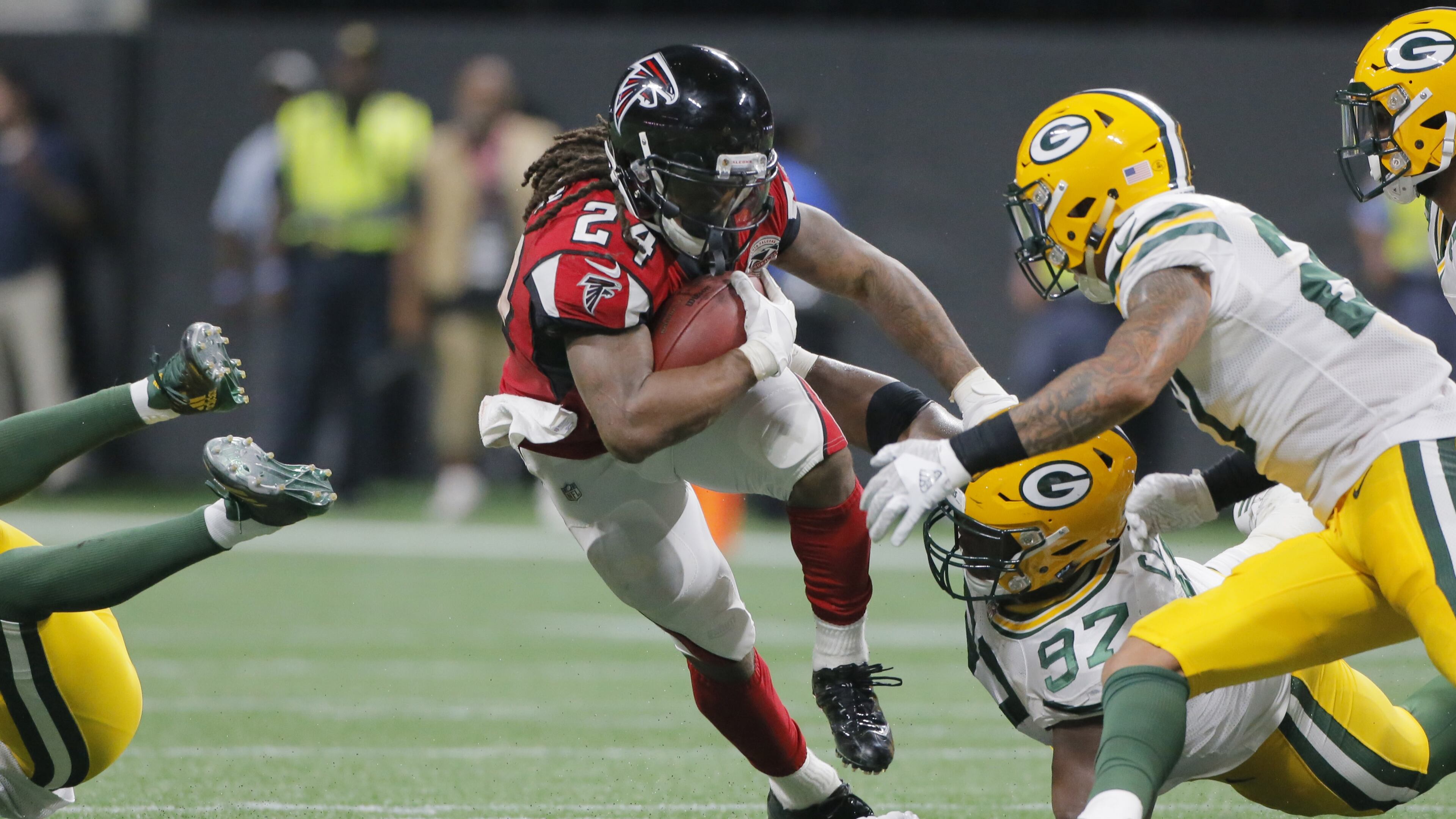 9/17/17 - Atlanta, GA - Atlanta Falcons running back Devonta Freeman on a 2nd half run. Atlanta Falcons vs Green Bay Packers. The Falcons opened the roof for the Falcons season opener at Mecedes-Benz Stadium. BOB ANDRES /BANDRES@AJC.COM