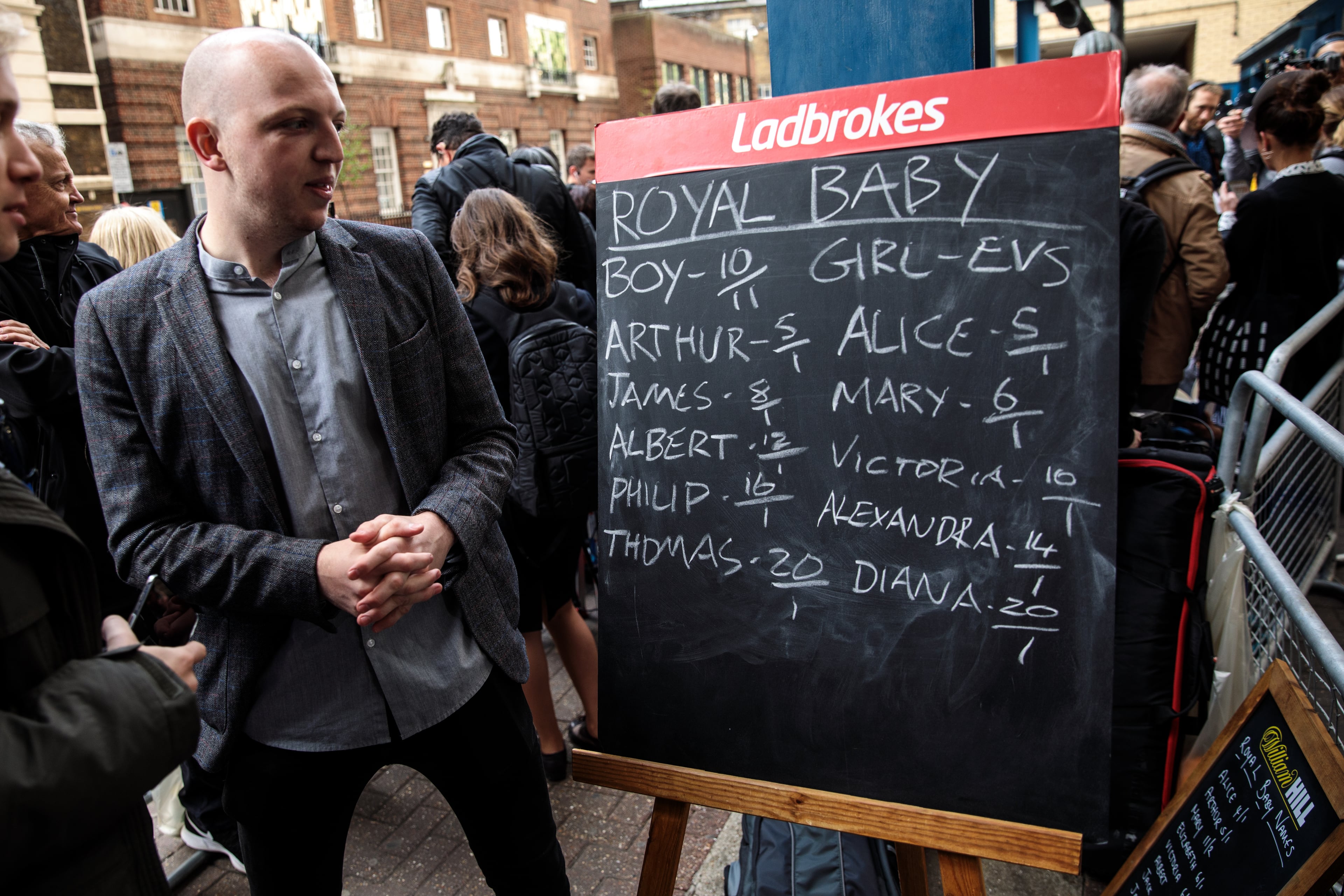 LONDON, ENGLAND - APRIL 23: A bookmaker stands beside a blackboard with odds on babies names ahead of the birth of the Duke & Duchess of Cambridge's third child on April 23, 2018 in London, England. Catherine, Duchess of Cambridge has this morning been admitted to hospital in the early stages of labour. (Photo by Jack Taylor/Getty Images)