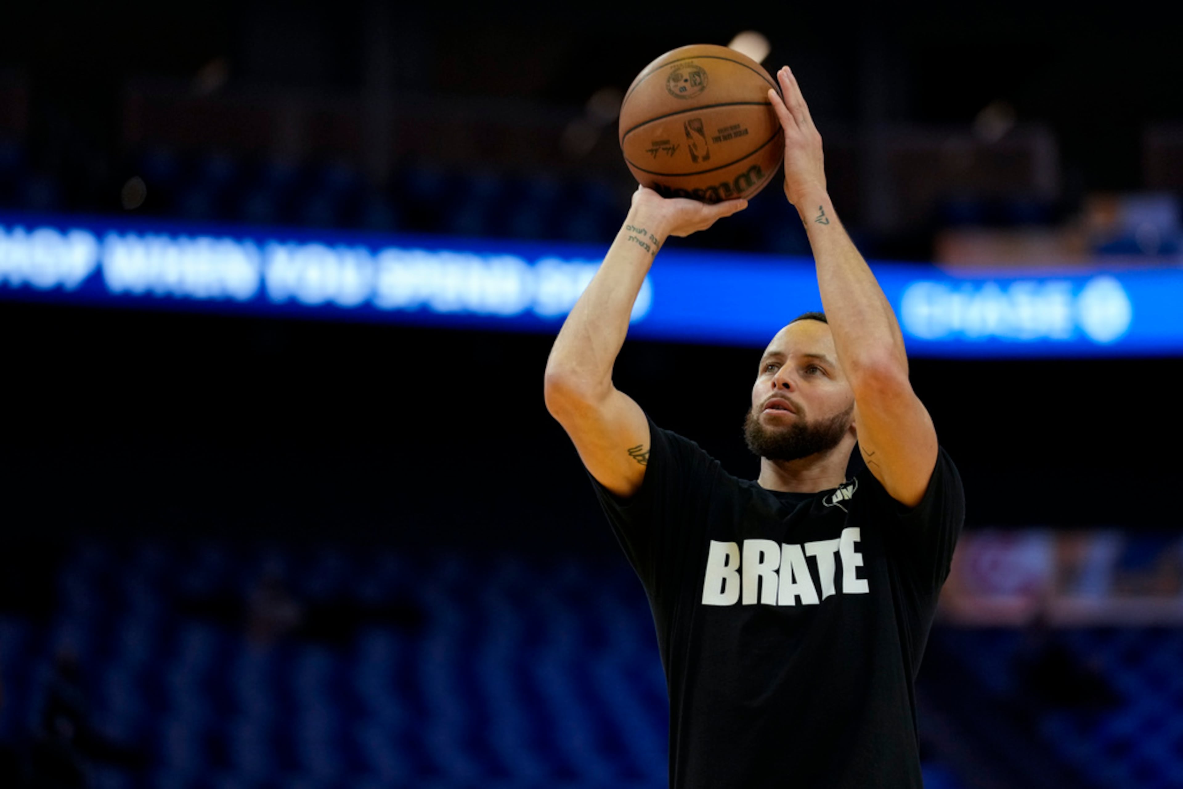 Golden State Warriors guard Stephen Curry warms up before the team's NBA basketball game against the Atlanta Hawks, Wednesday, Jan. 24, 2024, in San Francisco. (AP Photo/Godofredo A. Vásquez)