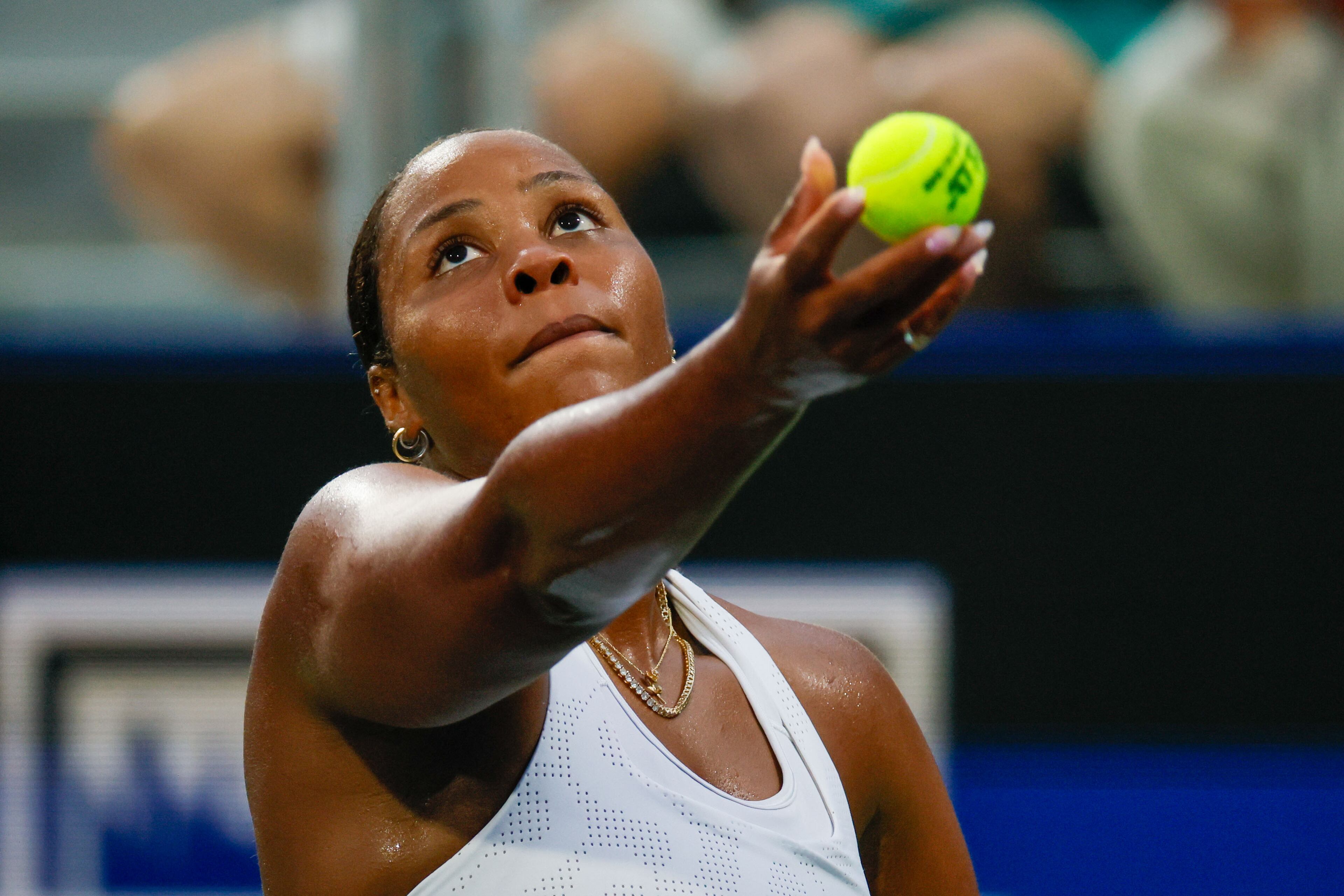 Taylor Townsend toses the ball for a serve against Sloane Stephens during an exhibition match in the Atlanta Open at Atlantic Station on Sunday, July 21, 2024, in Atlanta,
(Miguel Martinez / AJC)