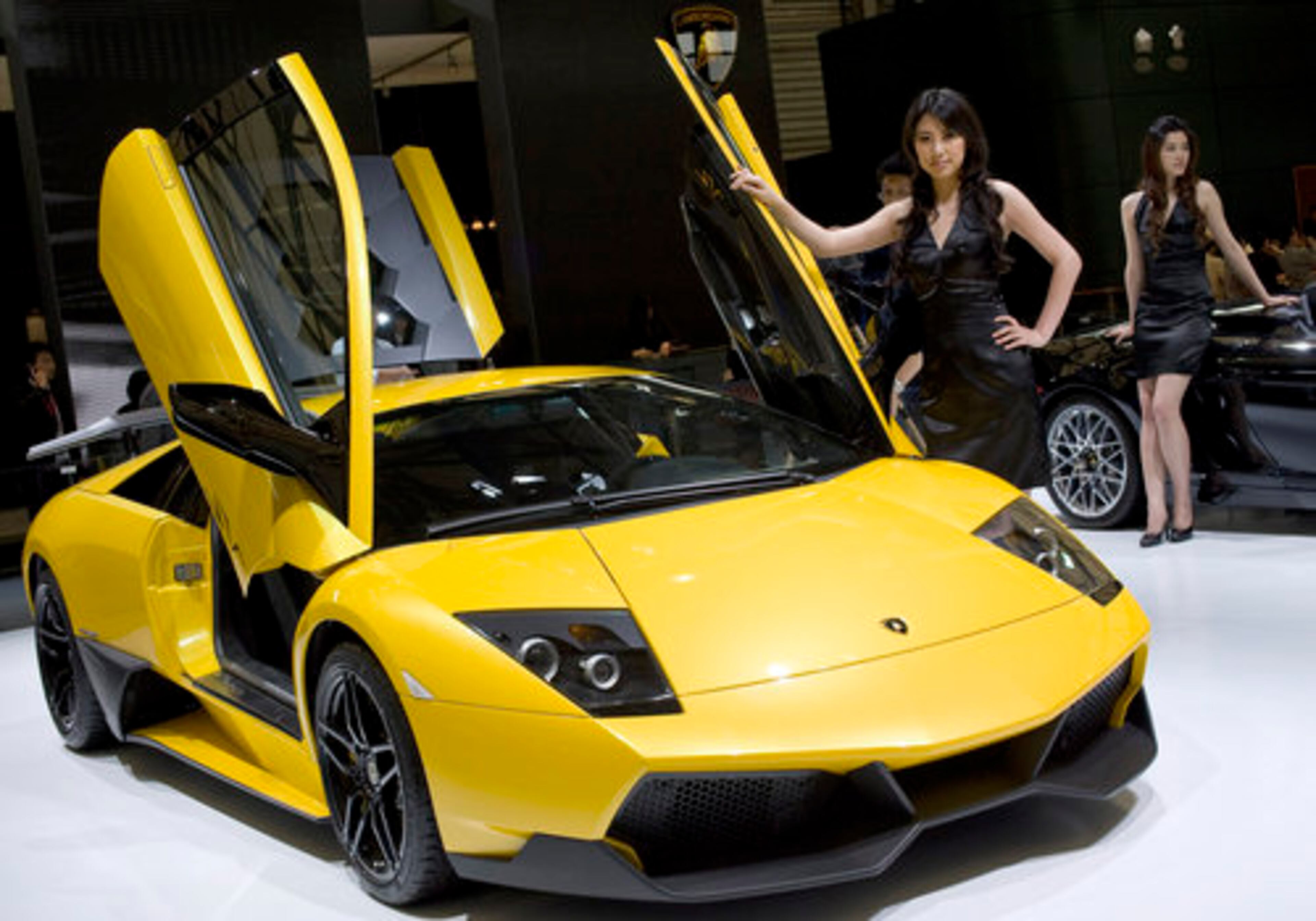 A model poses next to a Lamborghini Murcielago LP 670-4 SV.