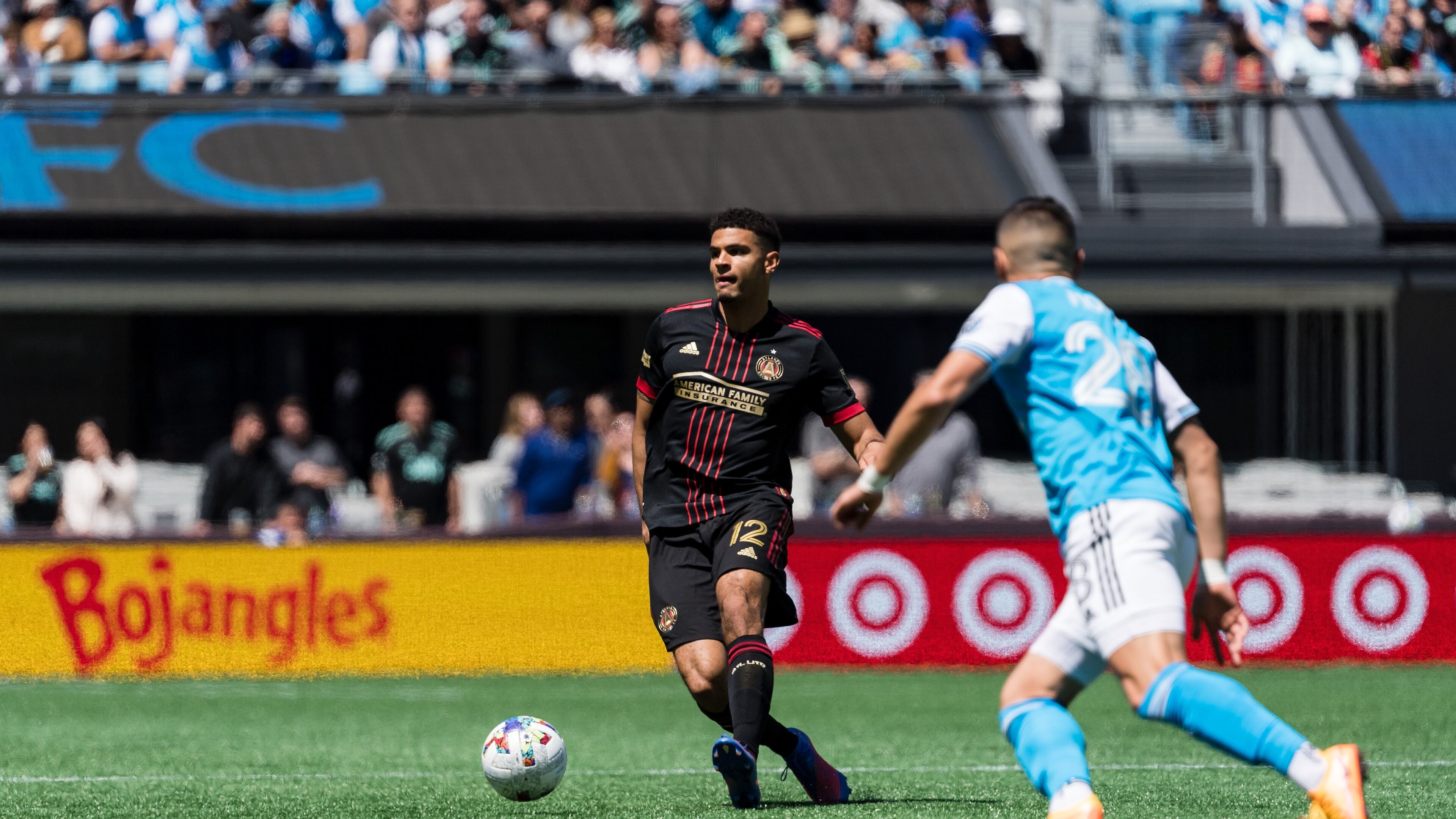 Atlanta United defender Miles Robinson (12) passes the ball during the match against Charlotte FC at Bank of America Stadium in Charlotte, United States on Sunday April 10, 2022. (Photo by Dakota Williams/Atlanta United)