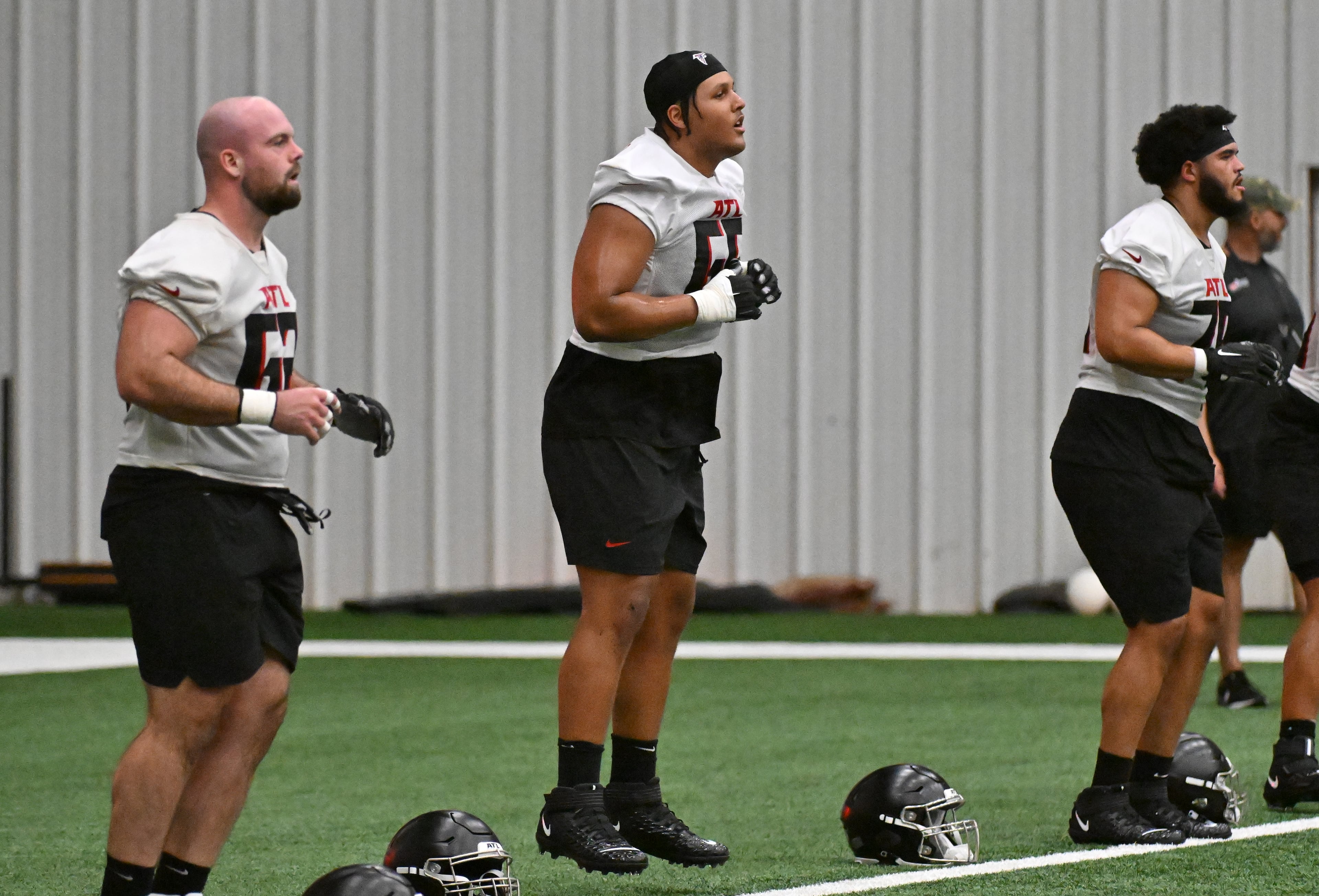 Falcons guard Matthew Bergeron (center) exercises. (Hyosub Shin / Hyosub.Shin@ajc.com)