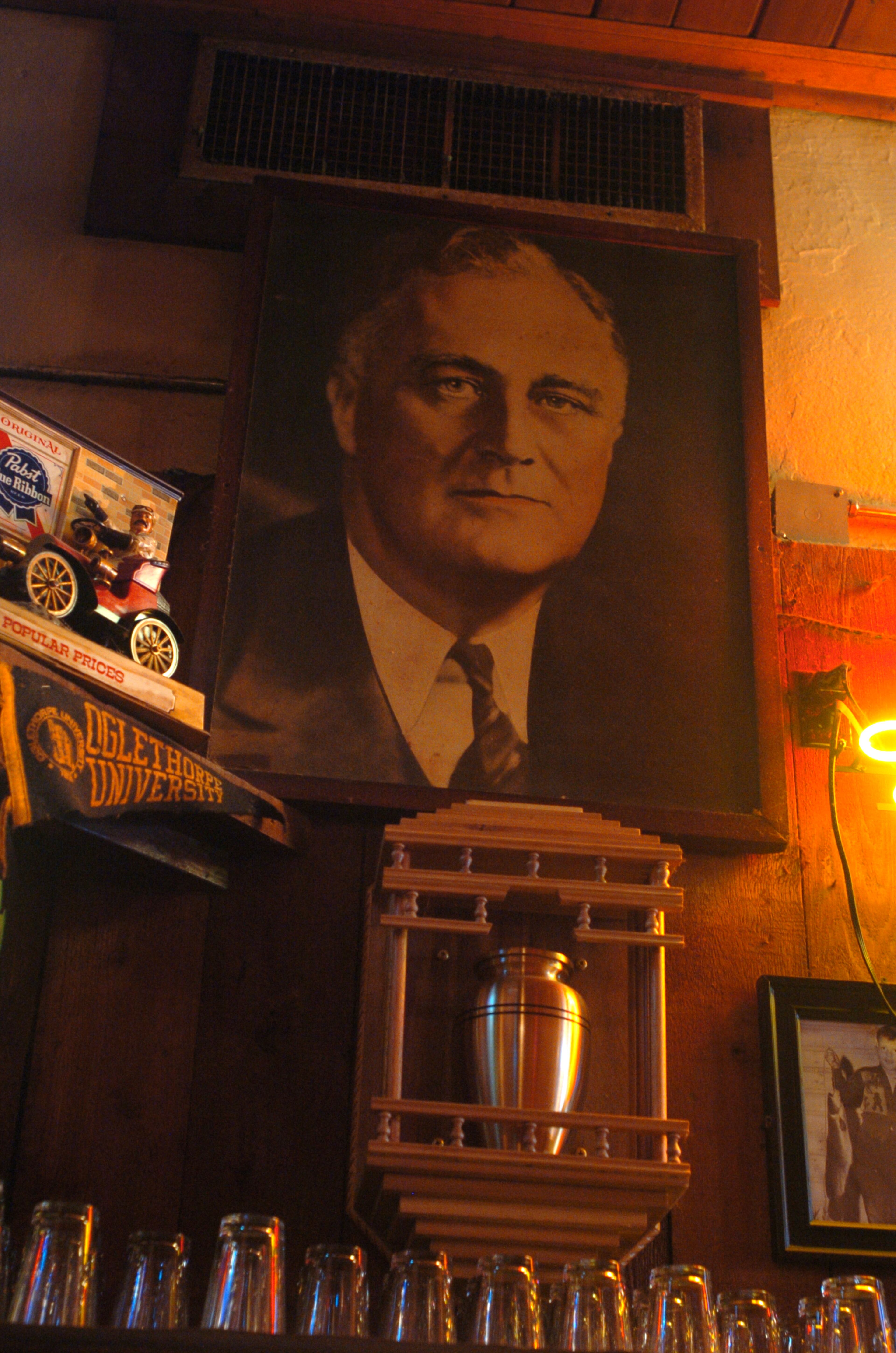 Under the watchful eye of Franklin D. Roosevelt lies the cremated remains of Manuel Maloof at Manuel's Tavern. Photo from July 2006. (FRANK NIEMEIR/AJC staff)