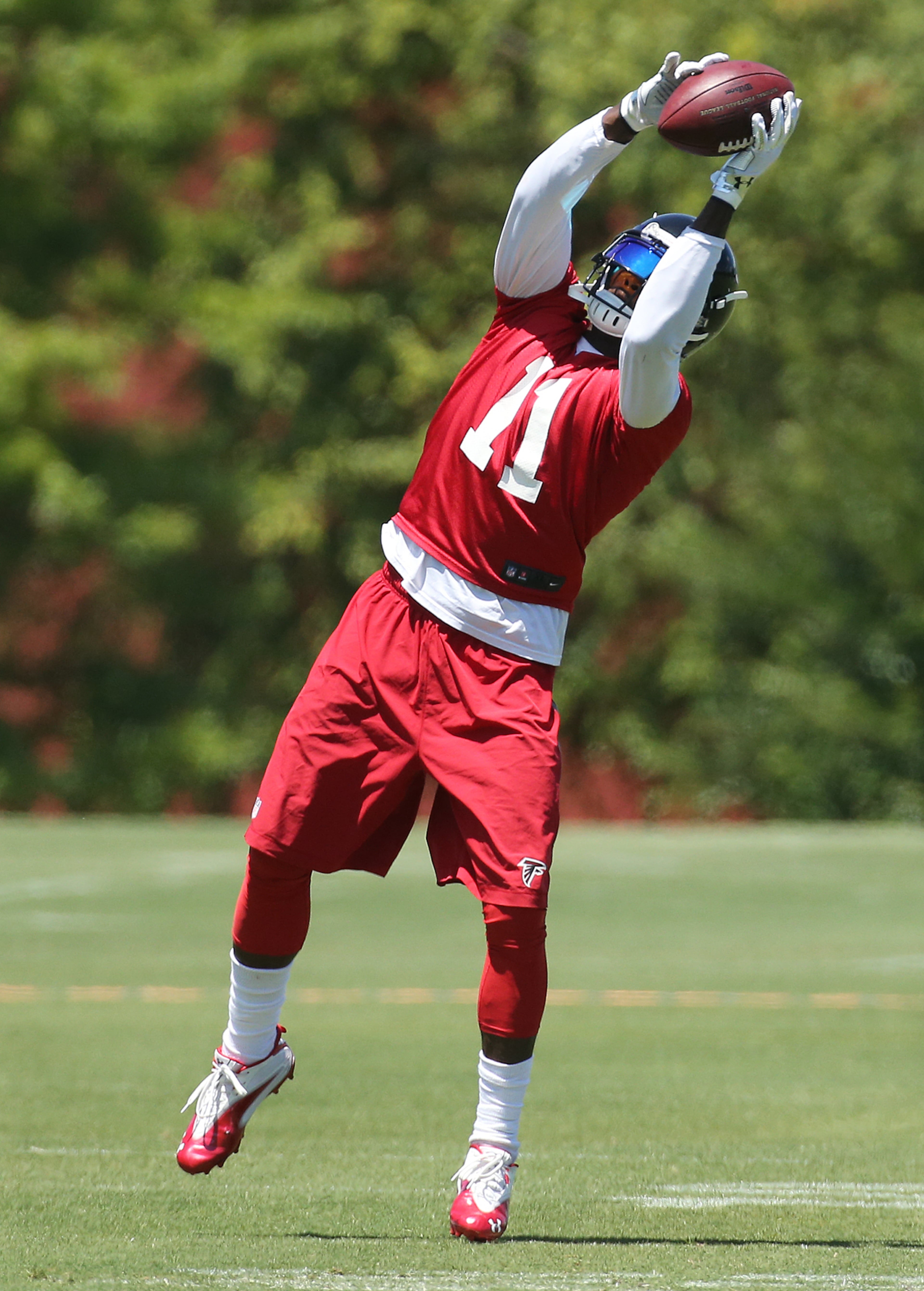 Falcons wide receiver Julio Jones catches a pass during an OTA day on Tuesday, June 7, 2016, in Flowery Branch. Curtis Compton / ccompton@ajc.com