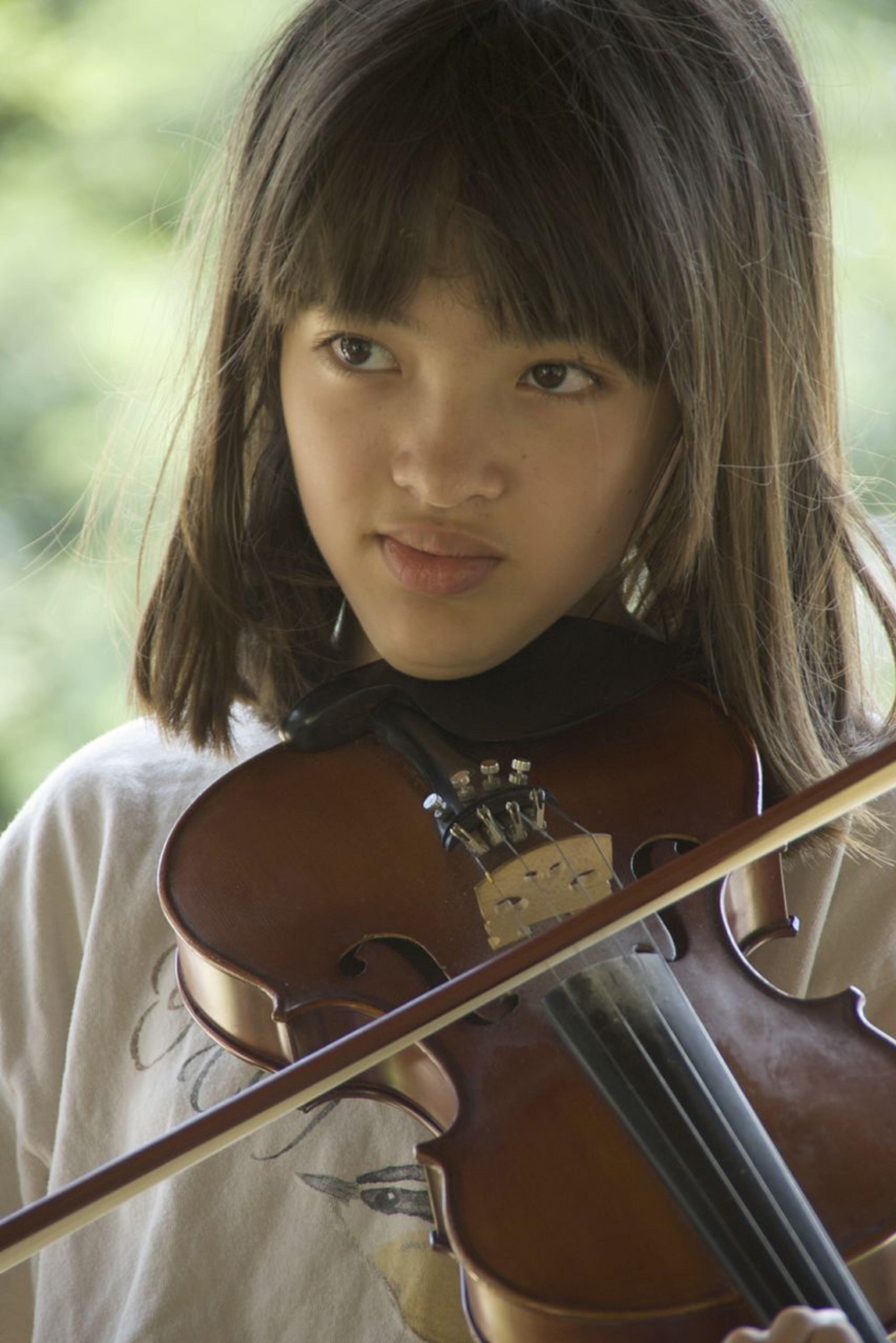 Selu Adams focuses on her instructor's every bow stroke as she learns a new fiddle tune. (All text by Margo Booth.)