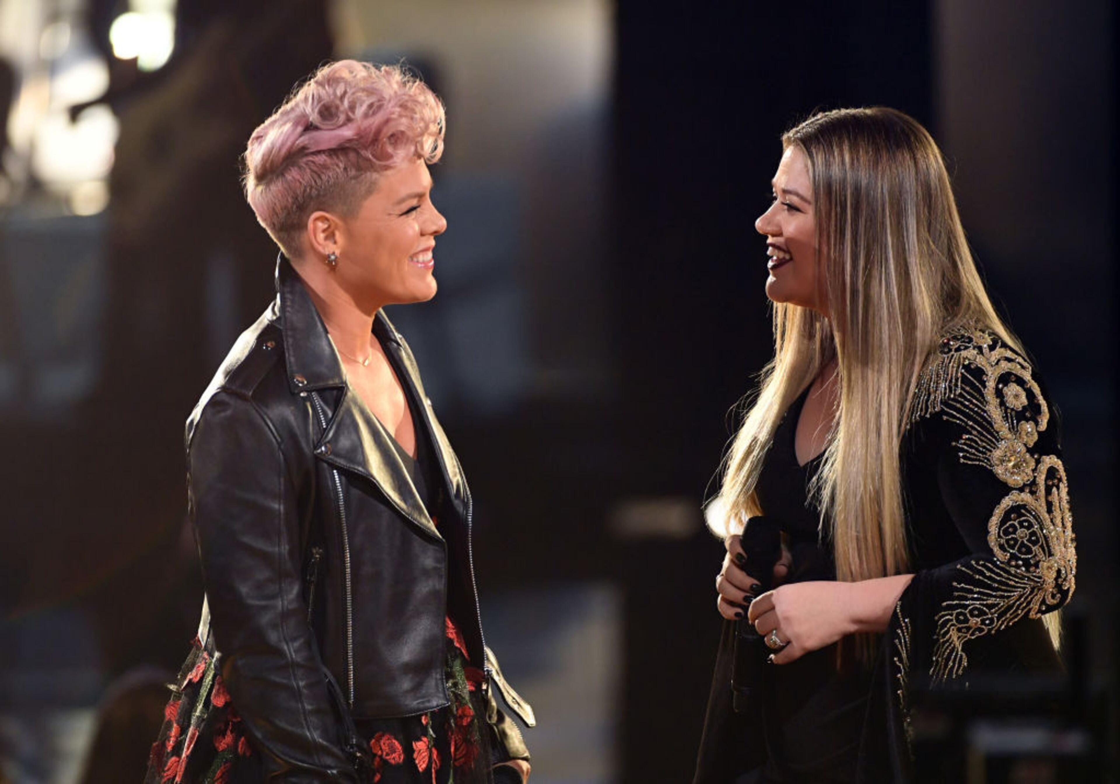 LOS ANGELES, CA - NOVEMBER 19: Pink (L) and Kelly Clarkson perform onstage during the 2017 American Music Awards at Microsoft Theater on November 19, 2017 in Los Angeles, California. (Photo by Kevin Winter/Getty Images)
