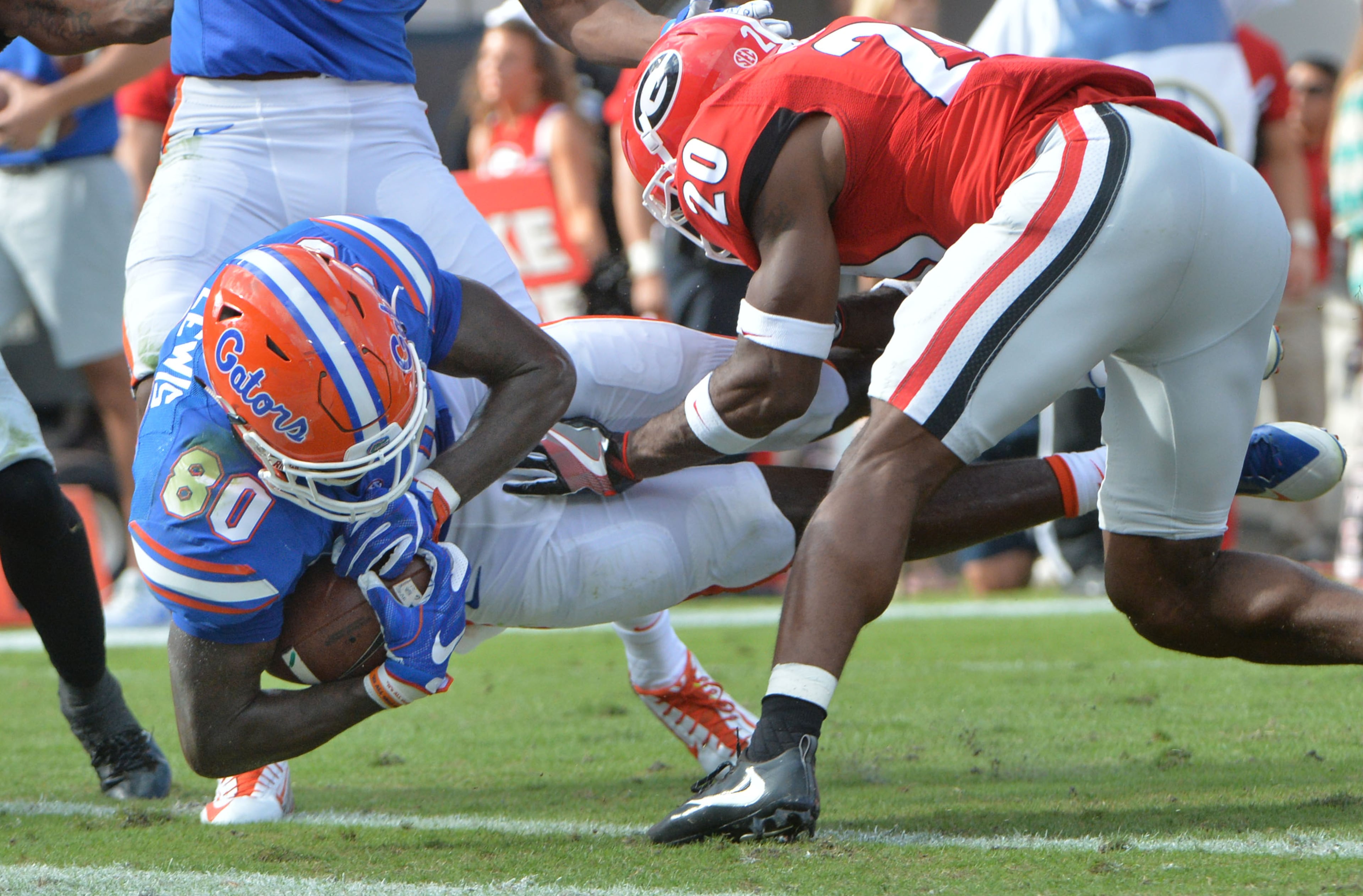 October 29, 2016 Jacksonville, Fla. - Florida tight end C'yontai Lewis (80) scores a touchdown as Georgia defensive back Tim Hill (29) tries to stop him for a touchdown in the first half of Georgia and Florida game at EverBank Field in Jacksonville, Florida on Saturday, October 29, 2016. HYOSUB SHIN / HSHIN@AJC.COM