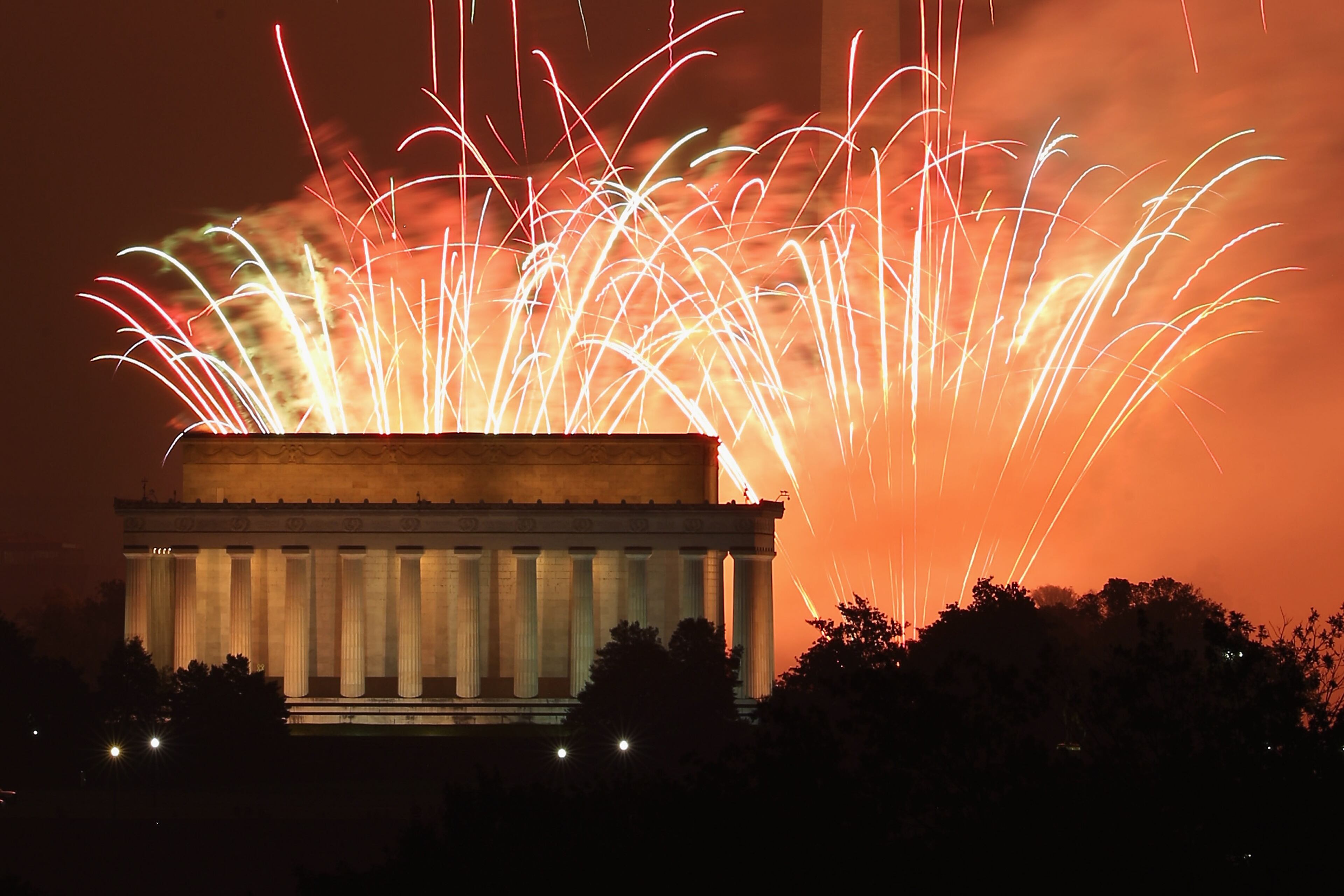 WASHINGTON, DC - JULY 04: Fireworks explode over the National Mall to mark the United States' Independence Day July 4, 2015 in Washington, DC. The pyrotechnic display celebrated the 239th anniversary of the United States' declaration of independence from England. (Photo by Chip Somodevilla/Getty Images)