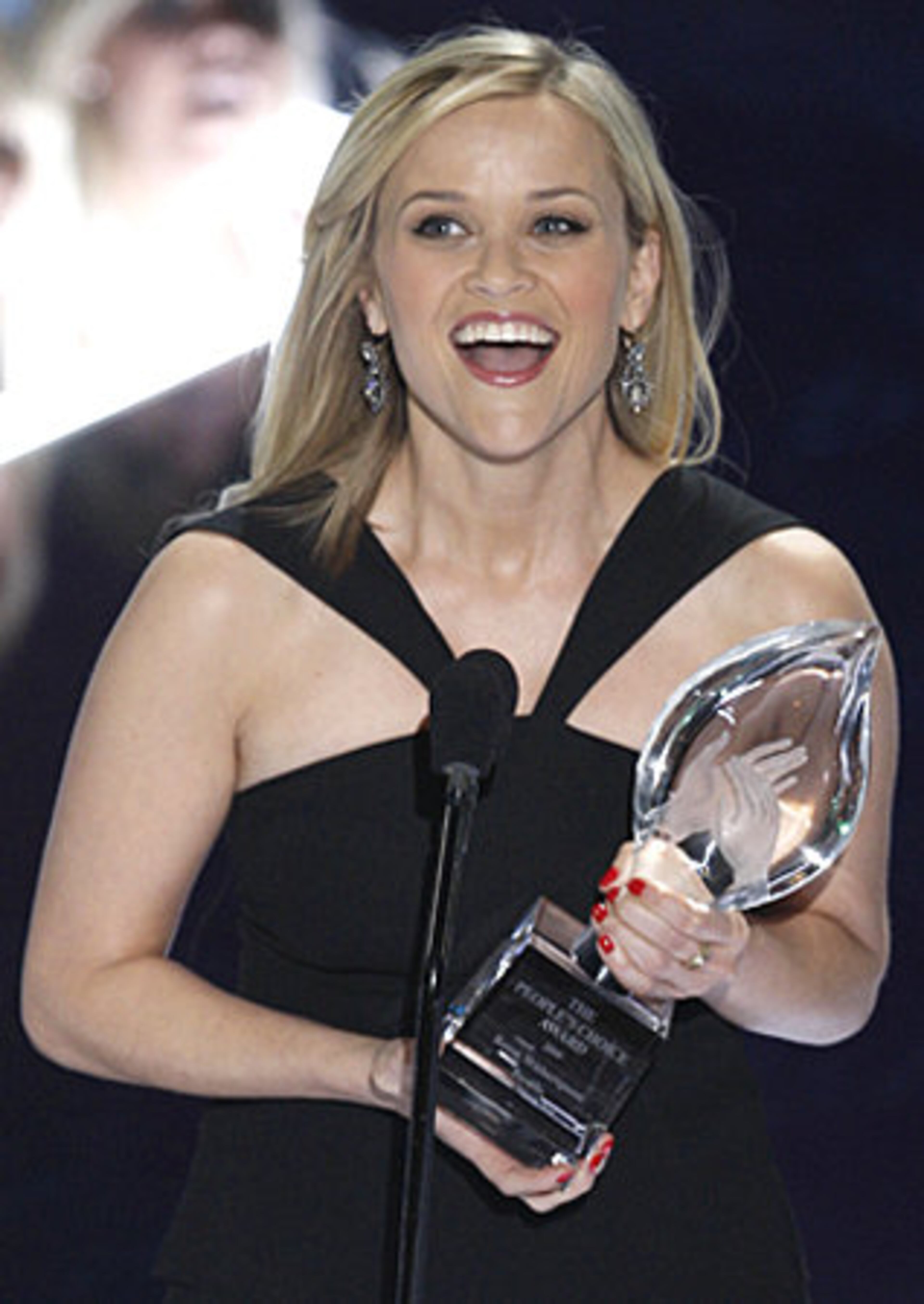 Reese Witherspoon accepts the favorite female movie star award.