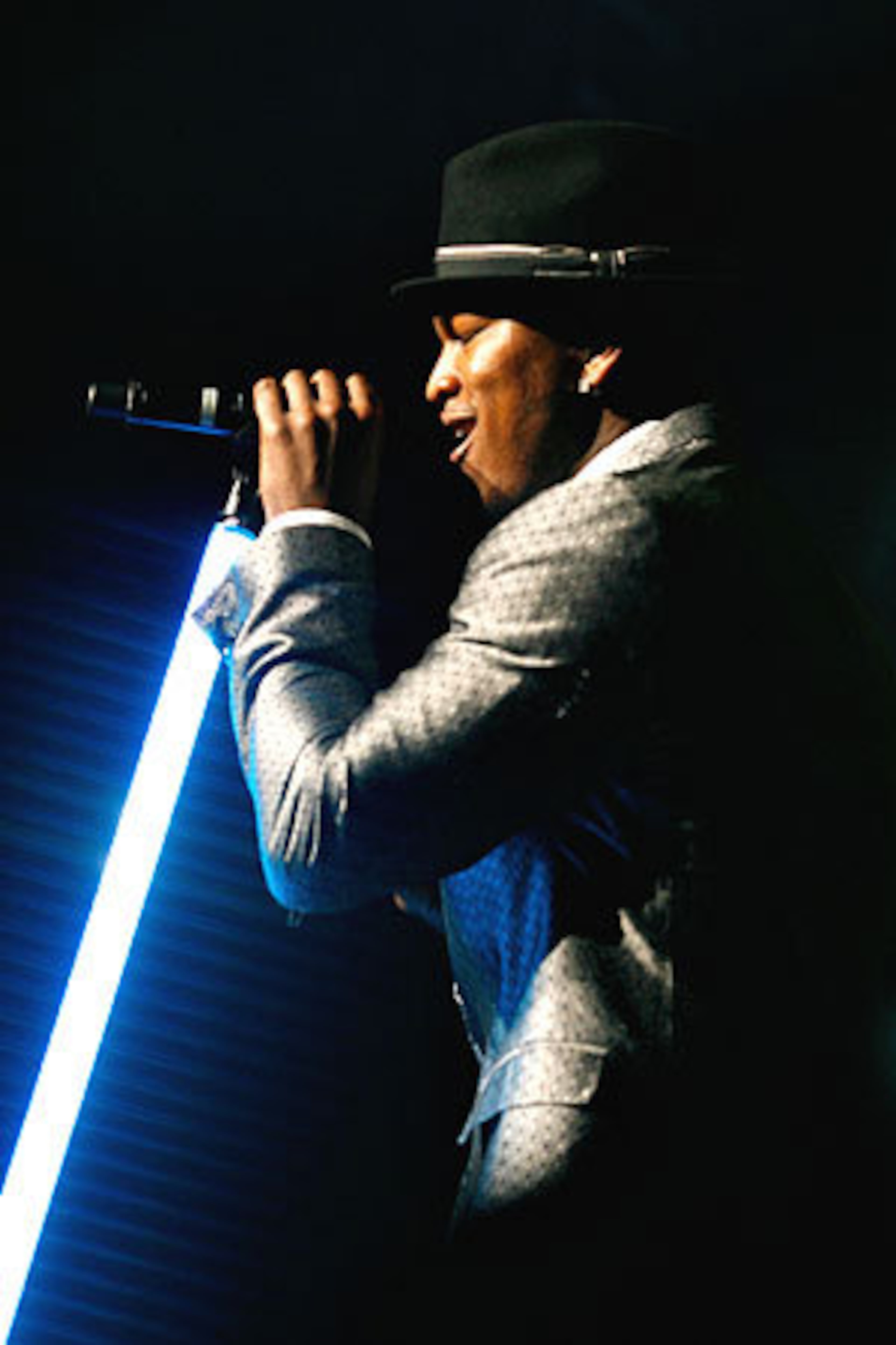 Ne-Yo pulls out some light sabre with his microphone at the Fox performance.