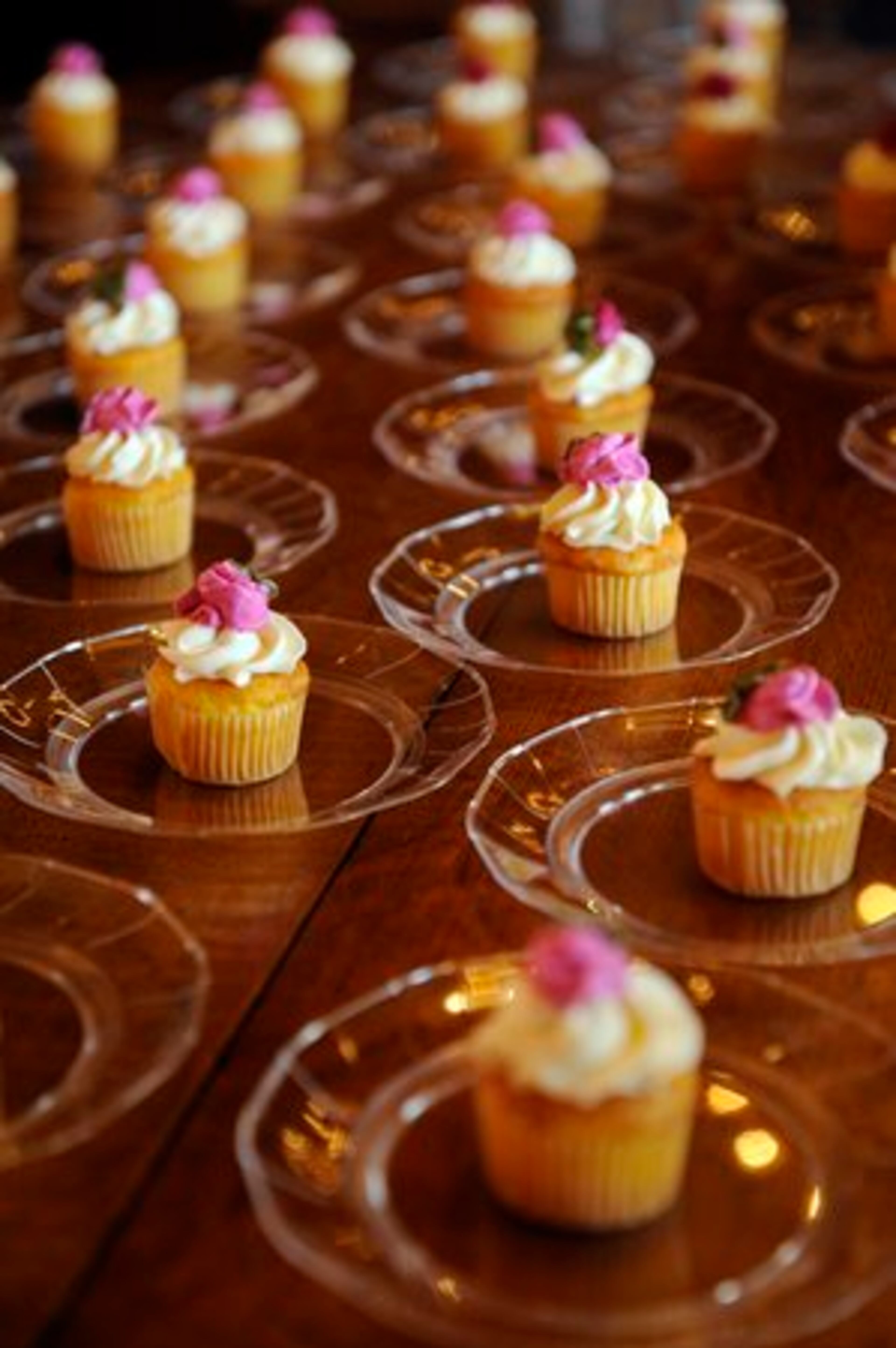 Cupid brought more than love ... for $200 couples got to exchange life's most important vows, stand for photography, toast with champagne and nosh on cupcakes -- all in 15 minutes.