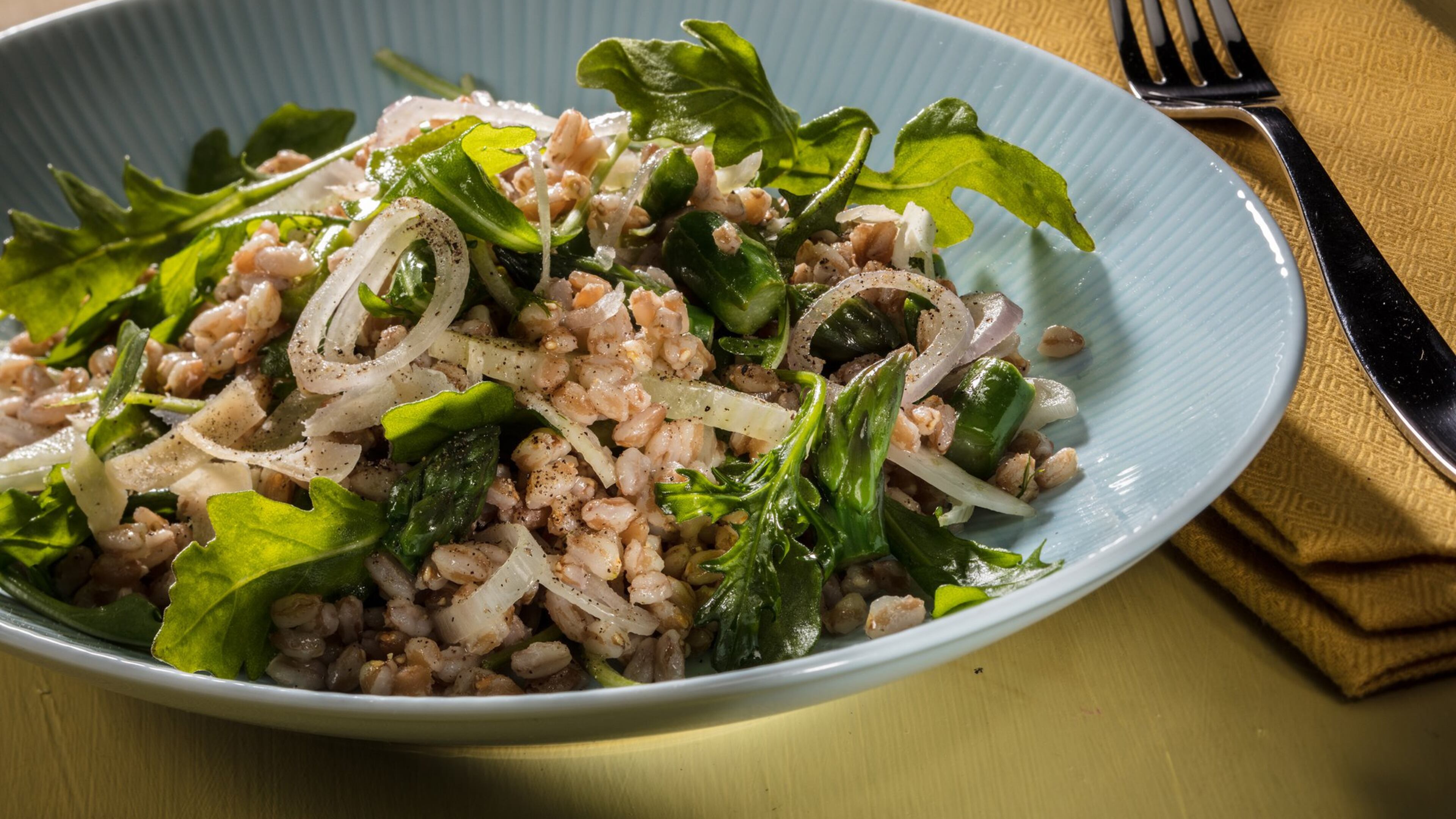 Toothsome grains of farro are tossed with asparagus, fennel, arugula and a simple lemon vinaigrette. Food styling by Joan Moravek. (Zbigniew Bzdak/Chicago Tribune/TNS)