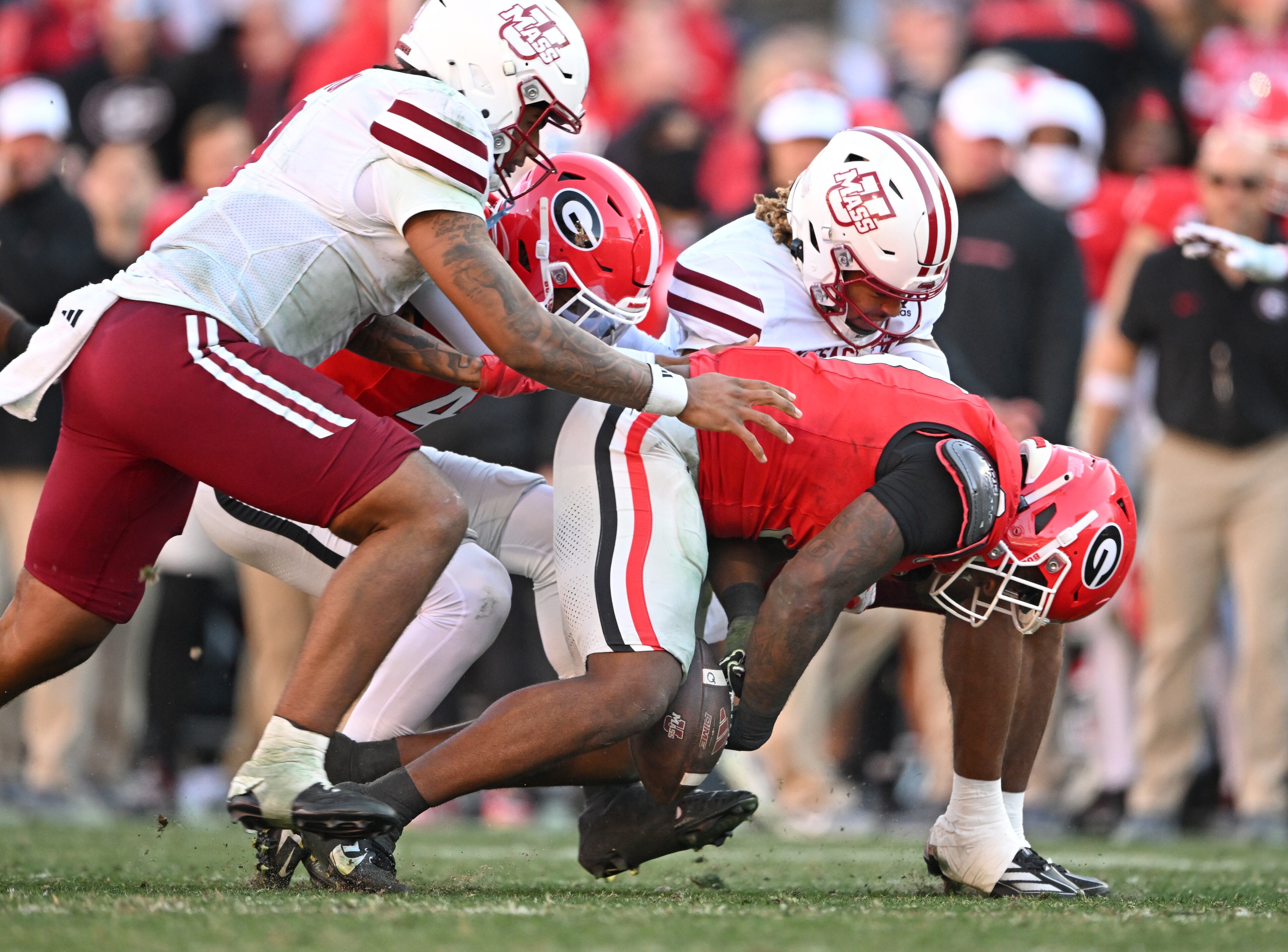 Georgia linebacker CJ Allen (3) attempts to recover a fumble by UMass running back Brandon Campbell during the second half in an NCAA football game at Sanford Stadium, Saturday, November 23, 2024, in Athens. Georgia won 59-21 over UMass. (Hyosub Shin / AJC)