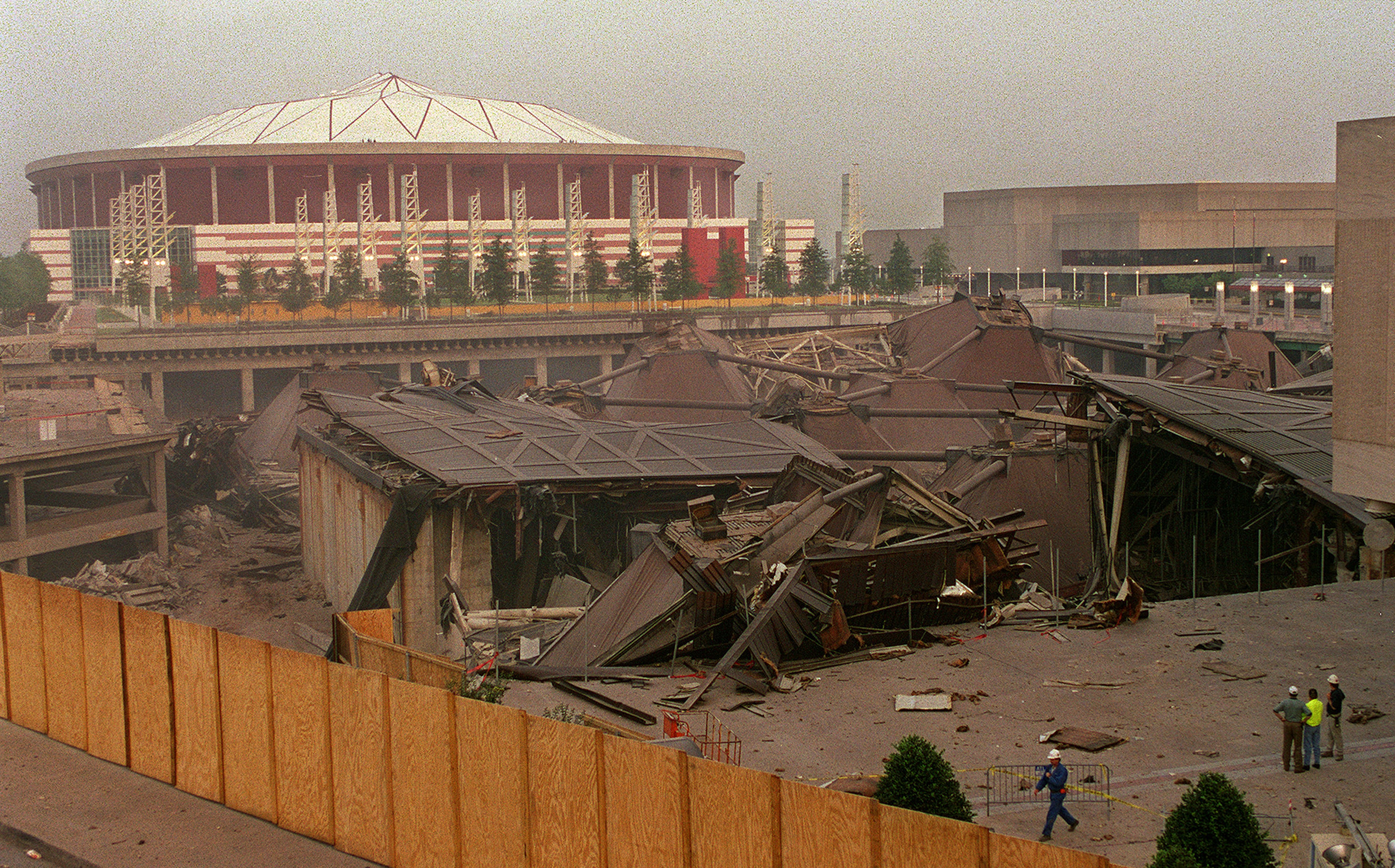 970726 - Atlanta, Georgia - The Omni lies in a pile of rubble after the implosion Saturday morning 7/26/97. (AJC Staff Photo/Jean Shifrin)