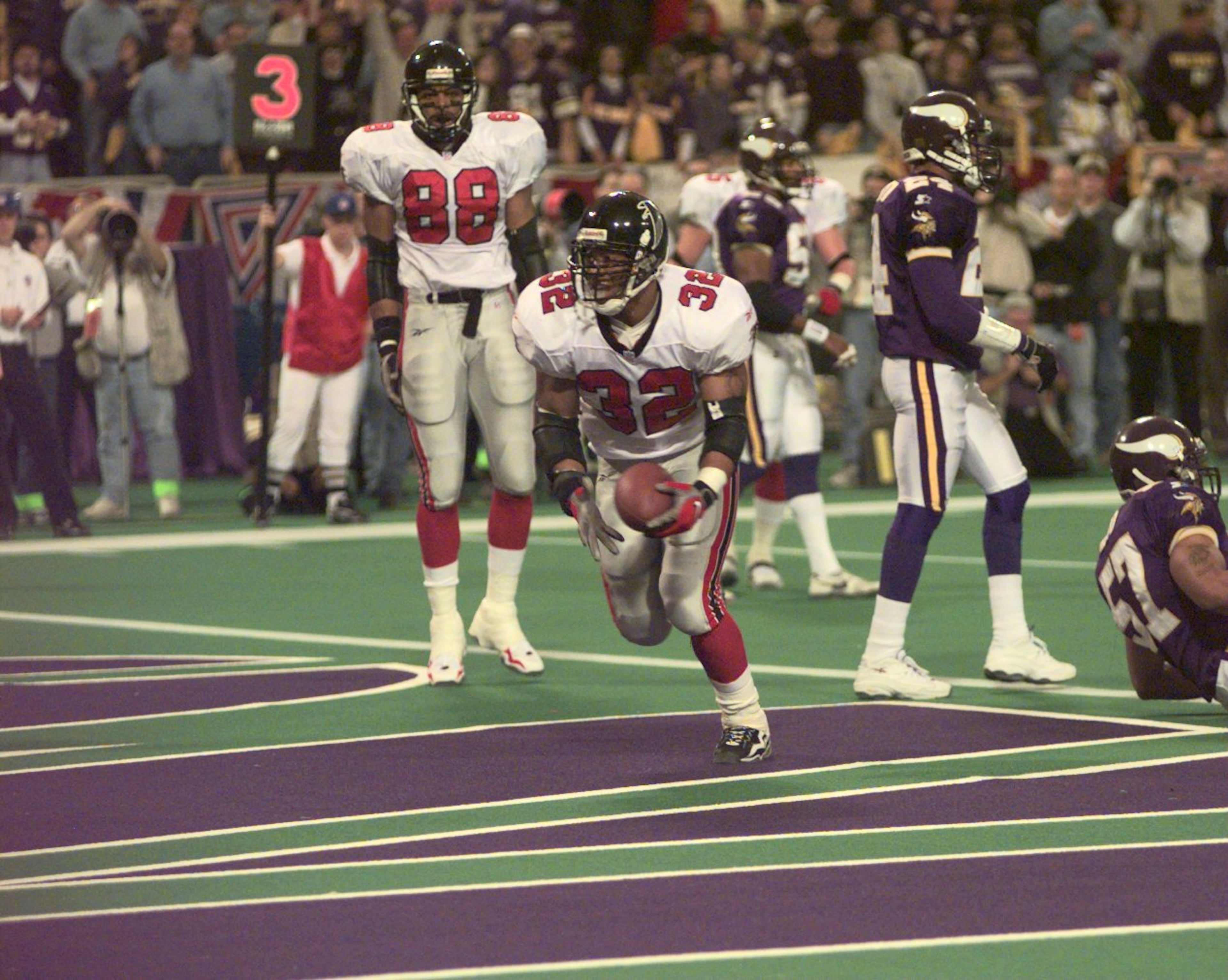 980117 Minneapolis, MN-Atlanta Falcons' RB Jamal Anderson break into the endzone for the Falcons first touchdown. (AJC Staff Photo/Marlene Karas)