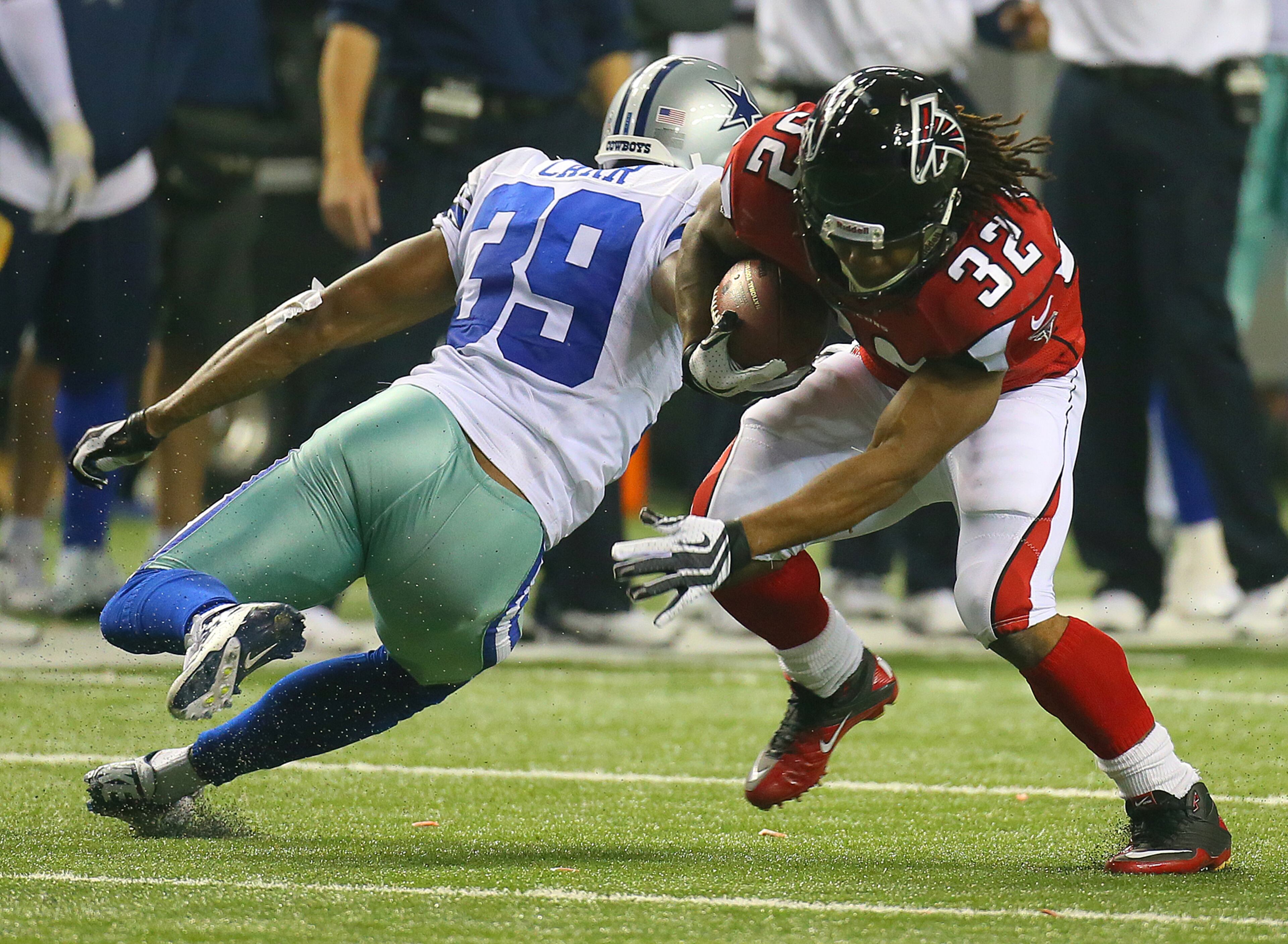 110412 ATLANTA: Catching a pass out of the back field Falcons running back Jacquizz Rodgers puts a move on Dallas Cowboys cornerback Brandon Carr to pick up a big first down during late fourth quarter action to keep the drive alive at the Georgia Dome in Atlanta on Sunday, Nov. 4, 2012. CURTIS COMPTON / CCOMPTON@AJC.COM