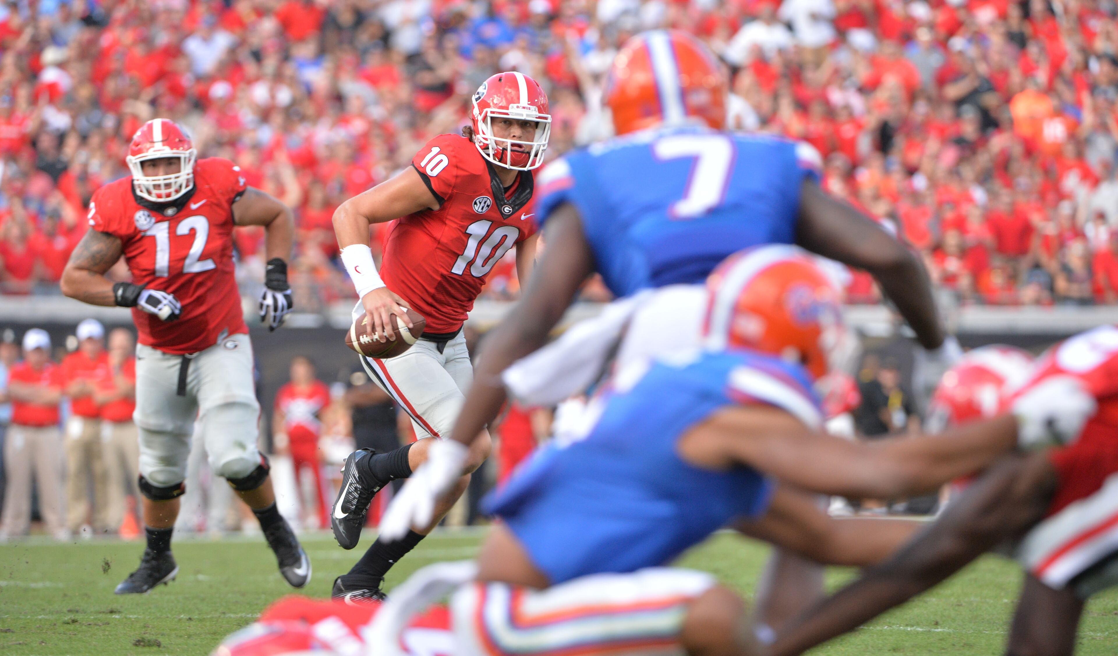 October 29, 2016 Jacksonville, Fla. - Georgia quarterback Jacob Eason (10) looks for a space for a passin the first half of Georgia and Florida game at EverBank Field in Jacksonville, Florida on Saturday, October 29, 2016. HYOSUB SHIN / HSHIN@AJC.COM
