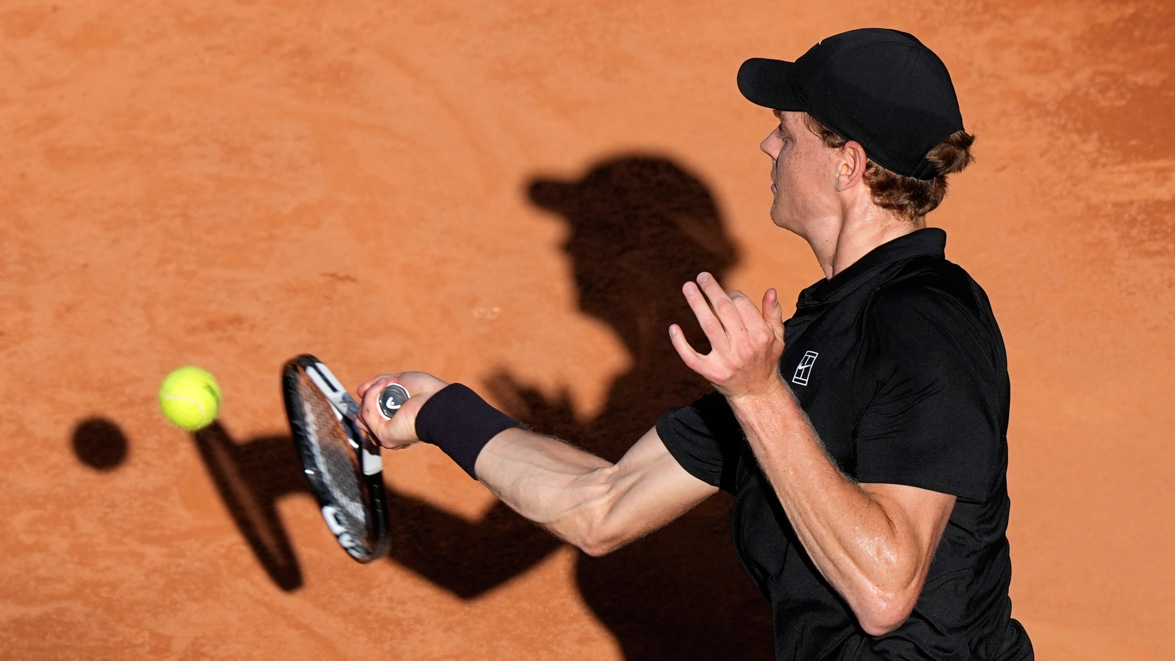 Jannik Sinner, of Italy, returns the ball to Casper Ruud, of Norway, during the final match at the Italian Open tennis tournament, in Rome, Sunday, May 17, 2026. (AP Photo/Alessandra Tarantino)