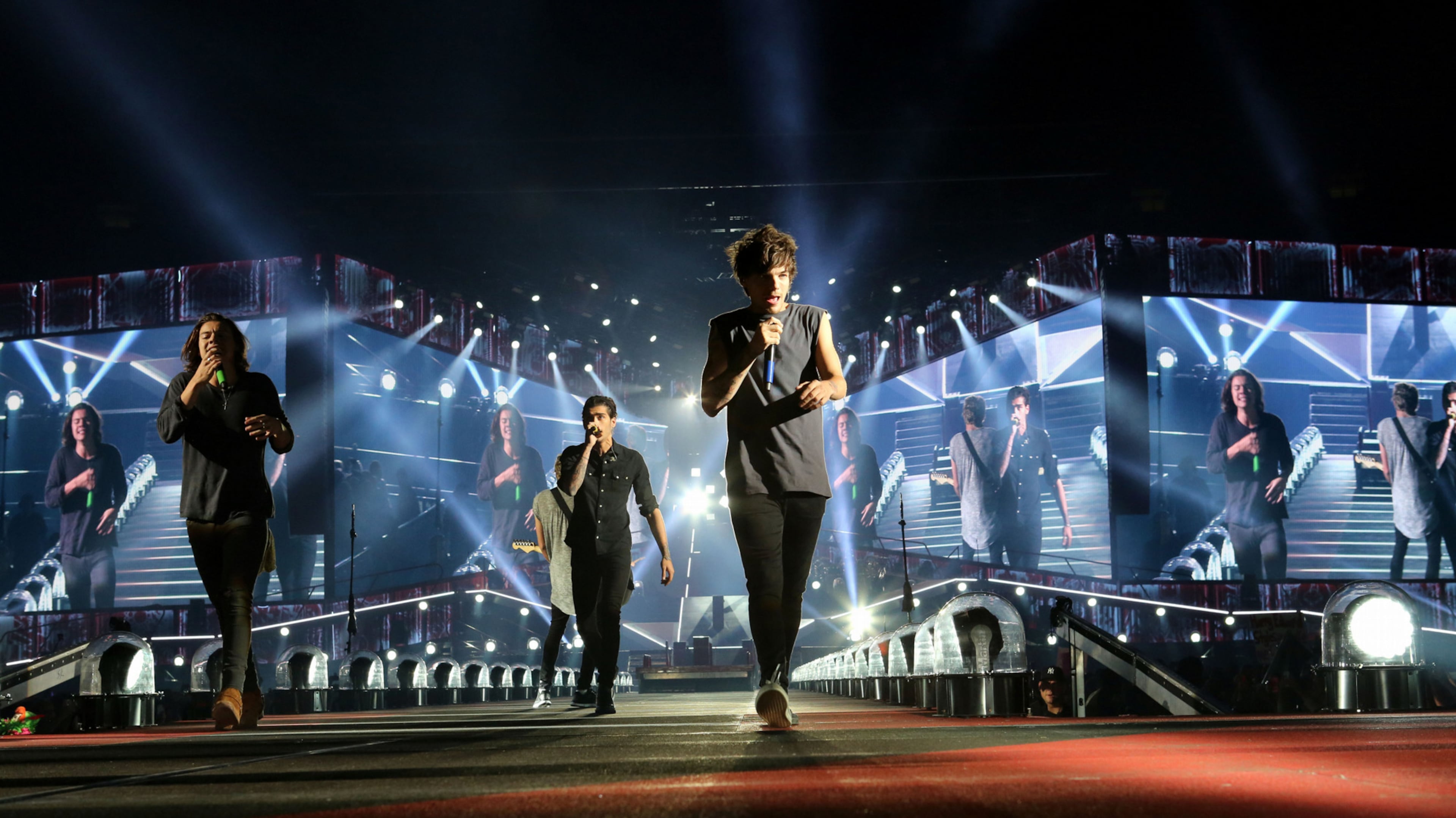 The guys spent plenty of time visiting fans surrounding the catwalk extension of their stage. Photo: Robb D. Cohen/www.RobbsPhotos.com.