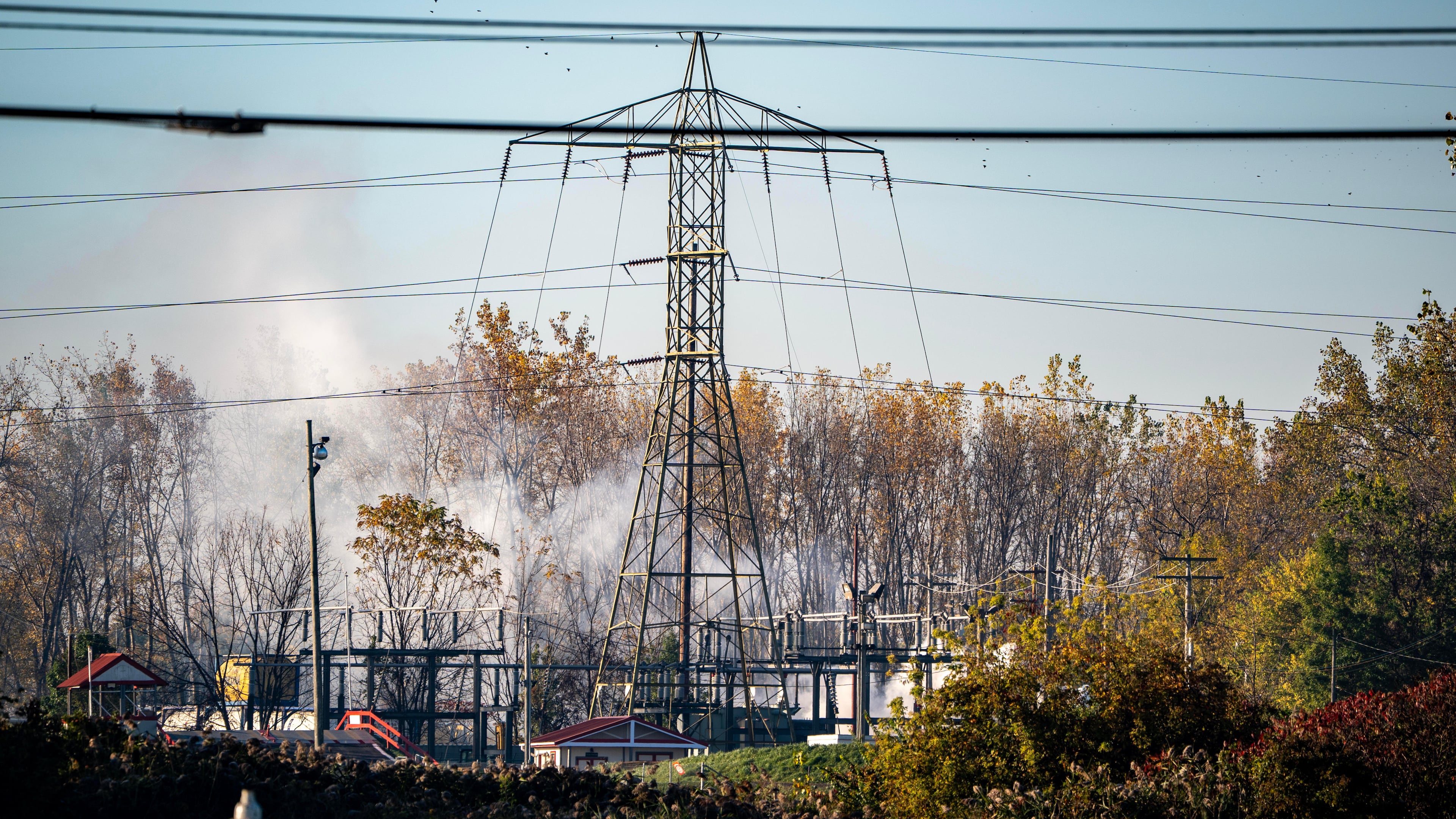 A plume of smokes rises from MC Tank Transport Inc., where a chemical tank exploded overnight, prompting hundreds of residents to evacuate or shelter in place amid concerns about a potential toxic release, Wednesday, Oct. 21, 2026, in north Toledo, Ohio. (Jeremy Wadsworth/The Blade via AP)