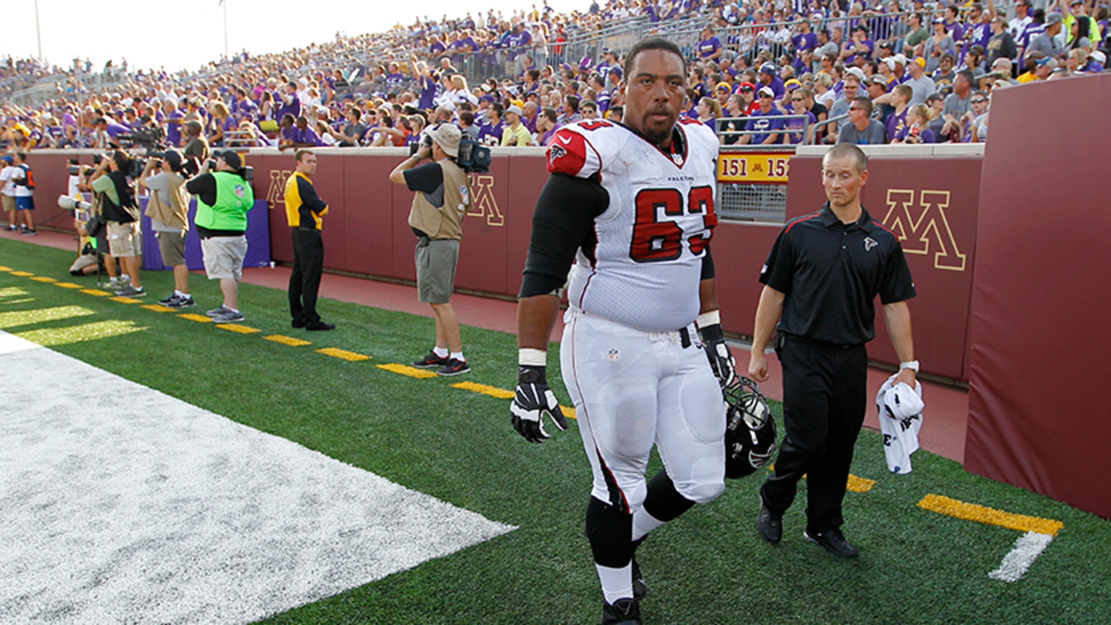 Falcons offensive guard Justin Blalock, who has made 102 consecutive starts, left Sunday's loss in Minnesota with an injury.