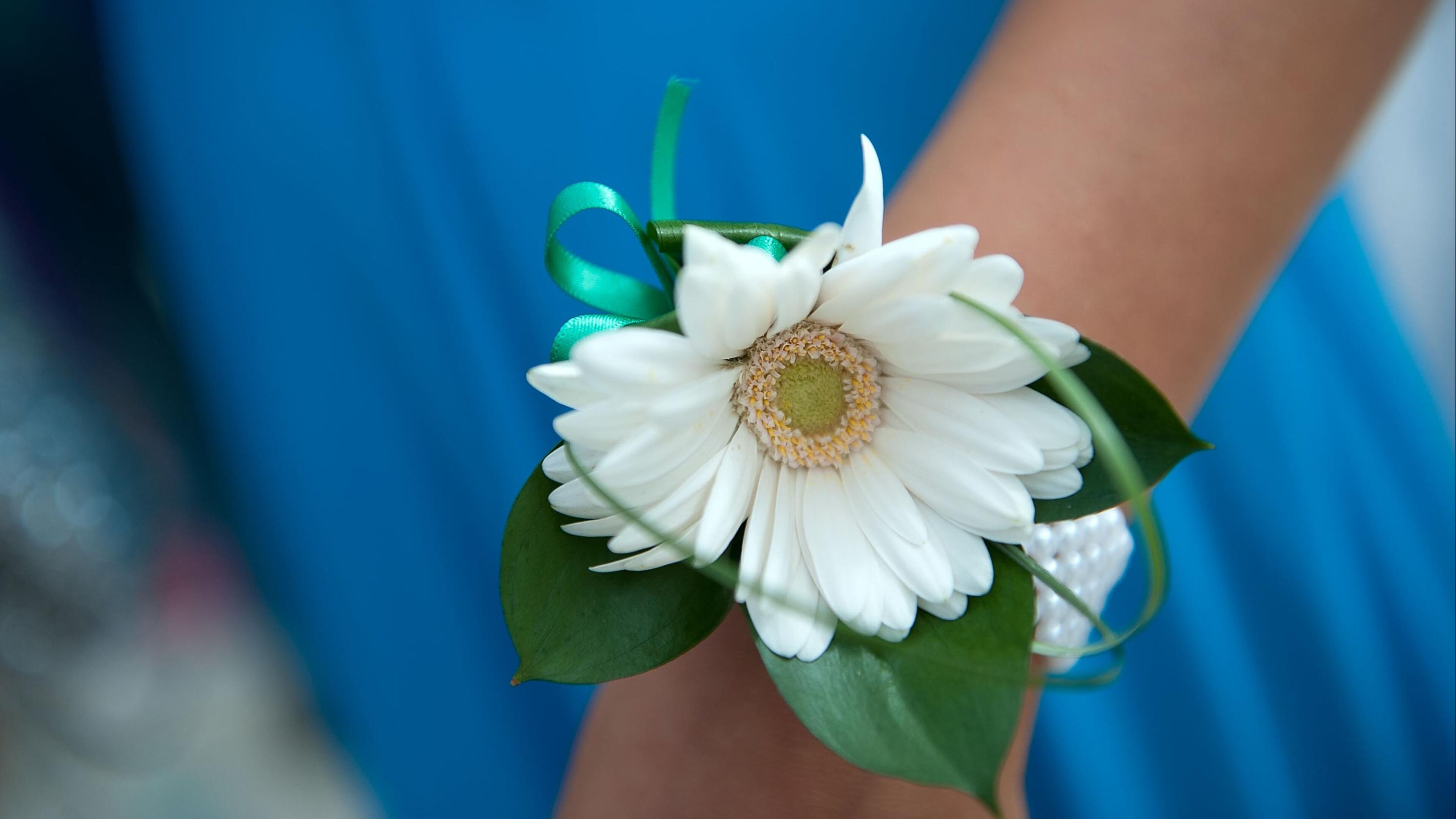 An Ohio fifth-grader got to attend a prom as students and community members threw a gala bash for the cancer-stricken girl.
