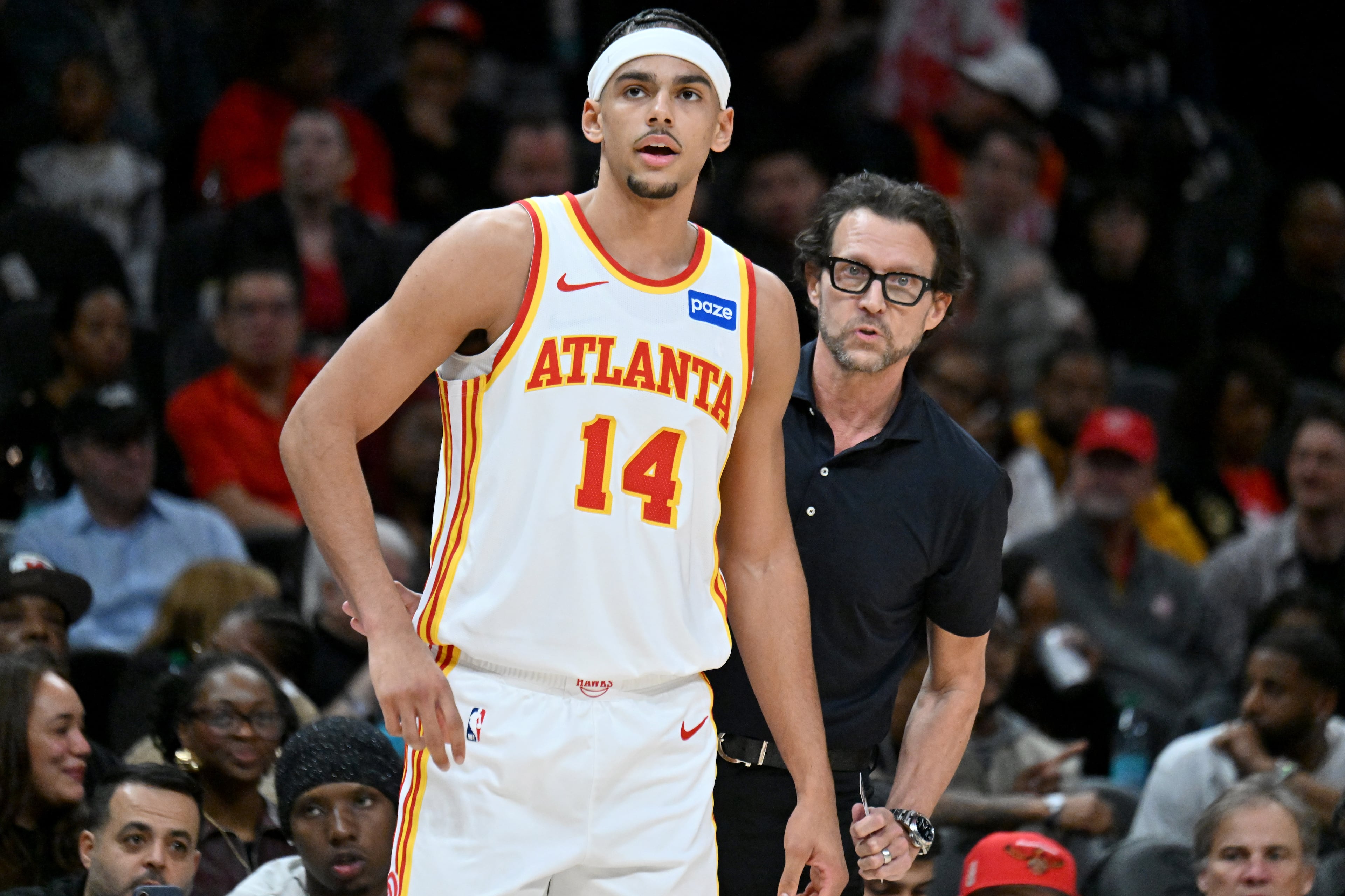 Atlanta Hawks Head Coach Quin Snyder instructs Atlanta Hawks forward Asa Newell (14) during the second half in an NBA basketball game at State Farm Arena, Wednesday, Jan. 7, 2026, in Atlanta. Atlanta Hawks won 117-100 over New Orleans Pelicans. (Hyosub Shin/AJC)