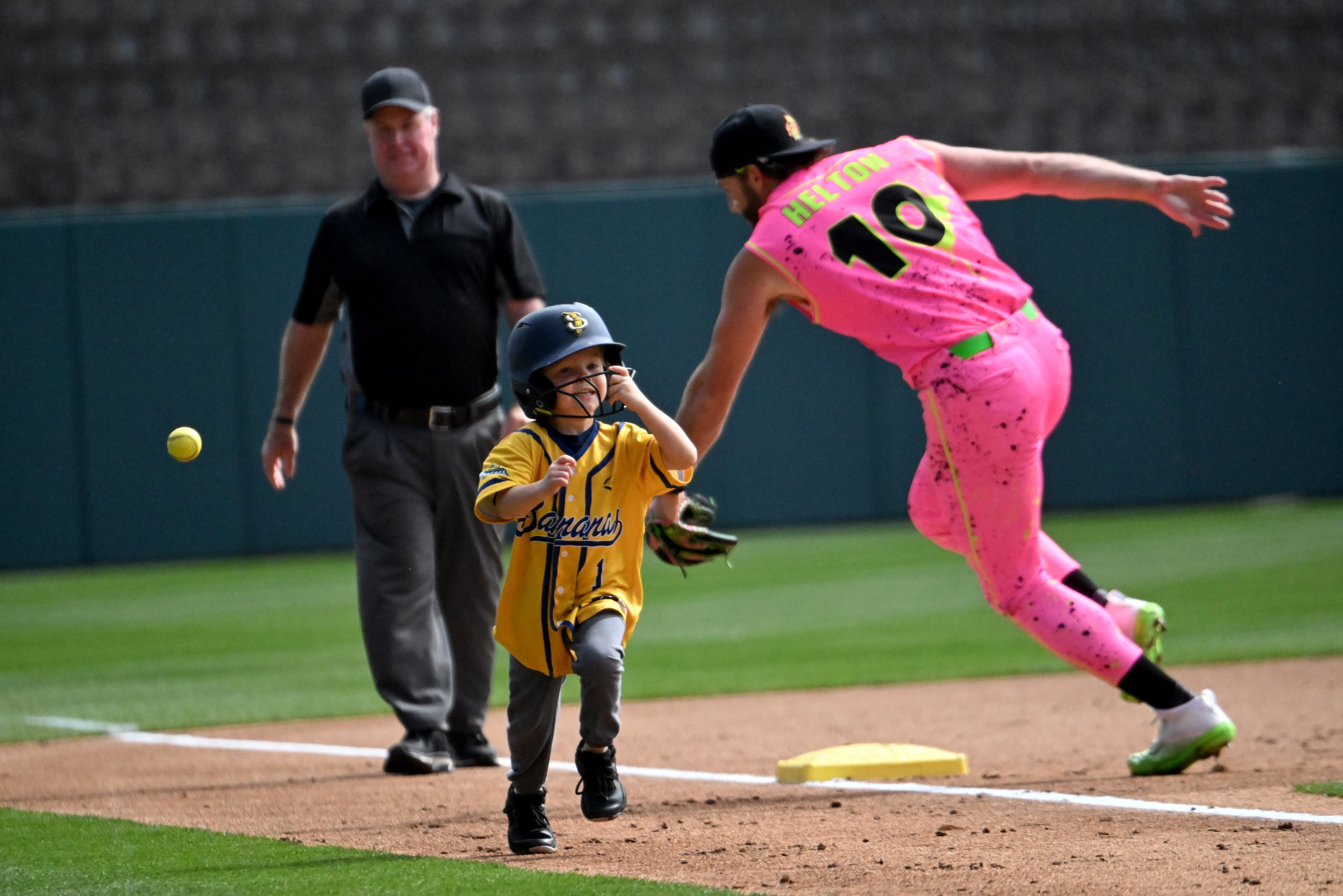 An young Savannah Bananas fan runs around the bases during pre-game fun. (Hyosub Shin / Hyosub.Shin@ajc.com)