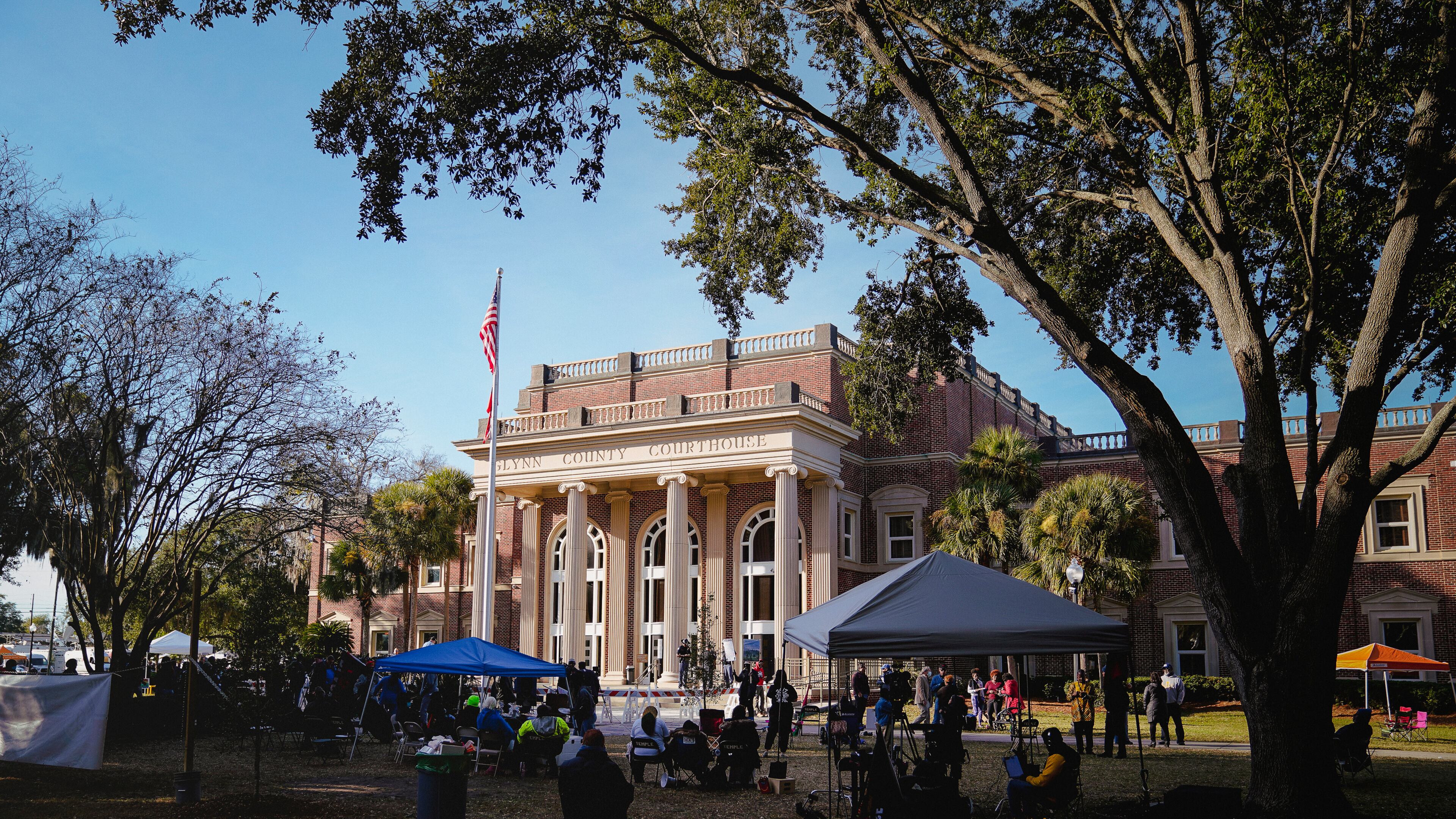 Demonstrators and reporters wait outside the Glynn County Courthouse as the jury deliberates in Brunswick, Ga., Nov. 23, 2021. Jurors are deciding the fate of the three men accused of murdering Ahmaud Arbery near Brunswick, Ga., in February 2020. (Nicole Craine/The New York Times)