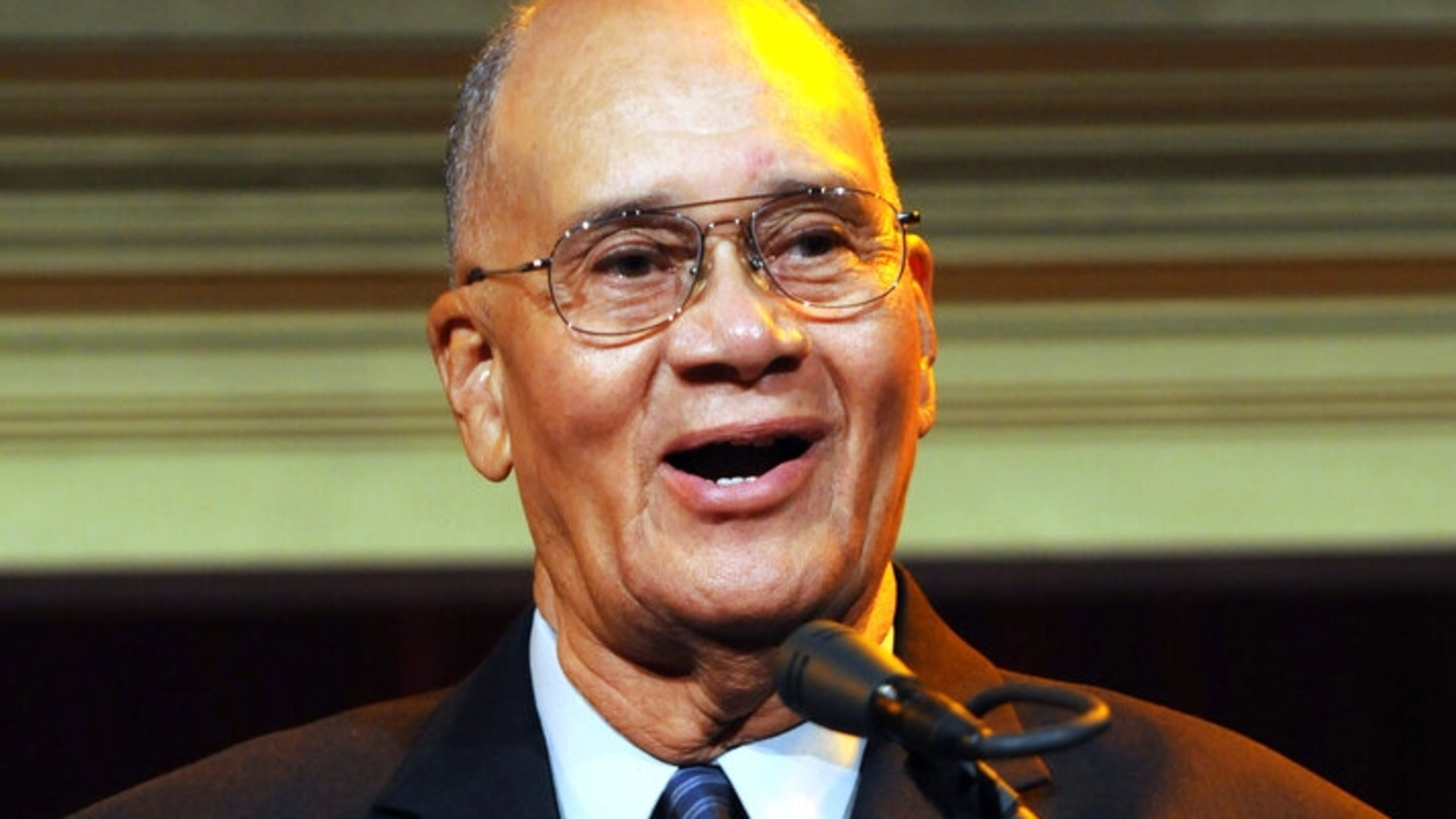 Doug Porter, coach at Mississippi Valley State, Howard, Fort Valley State, addresses the audience at his enshrinement into the College Football Hall of Fame, Saturday, July 19, 2008, in South Bend, Ind. Porter was enshrined into the hall with Joe Paterno, Doug Flutie, Chris Zorich and Ahmad Rashad. (AP Photo/Joe Raymond)