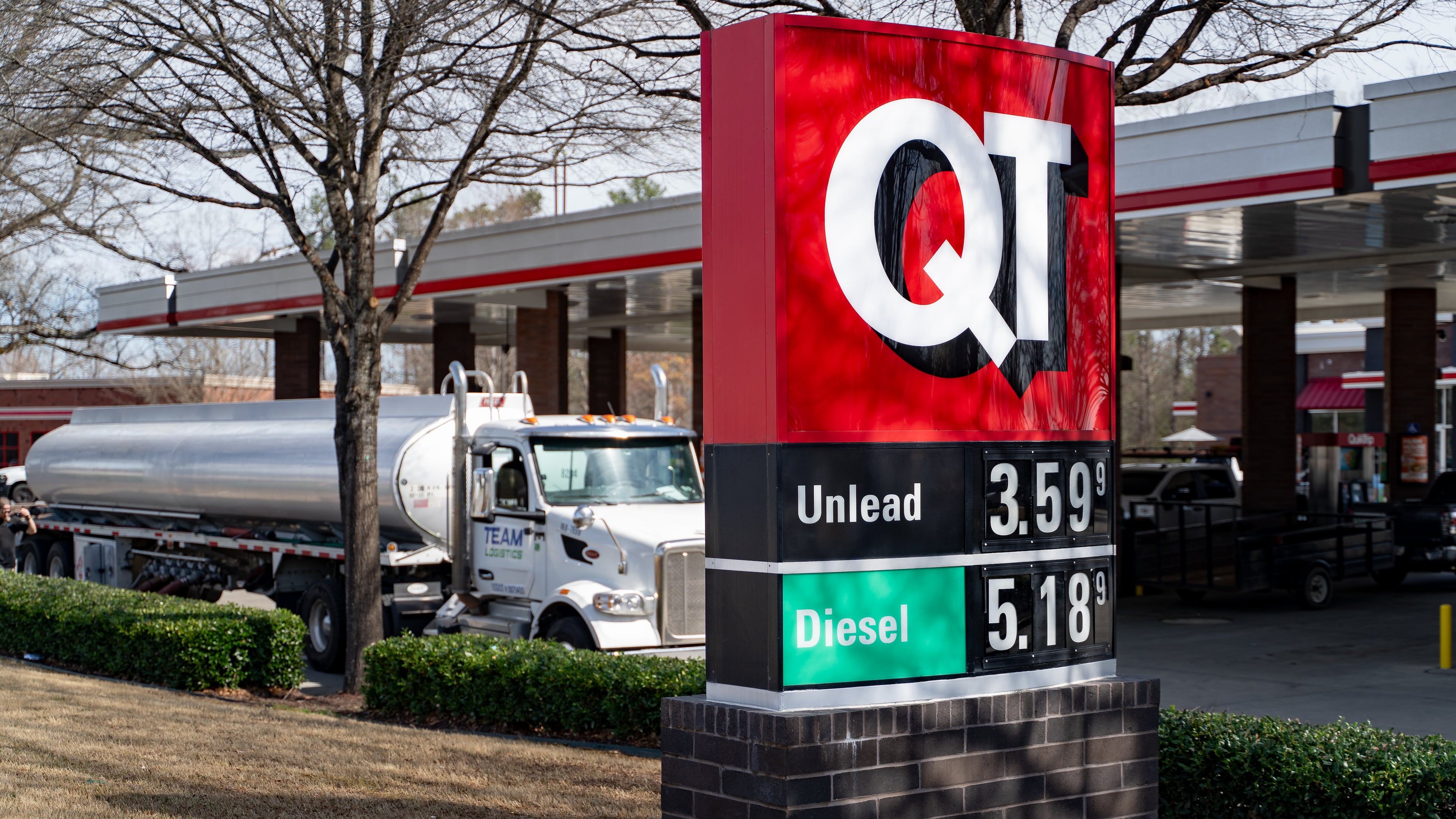 Gas prices at a Quiktrip gas station on Satellite Boulevard in Suwanee last week. (Ben Hendren for the AJC)