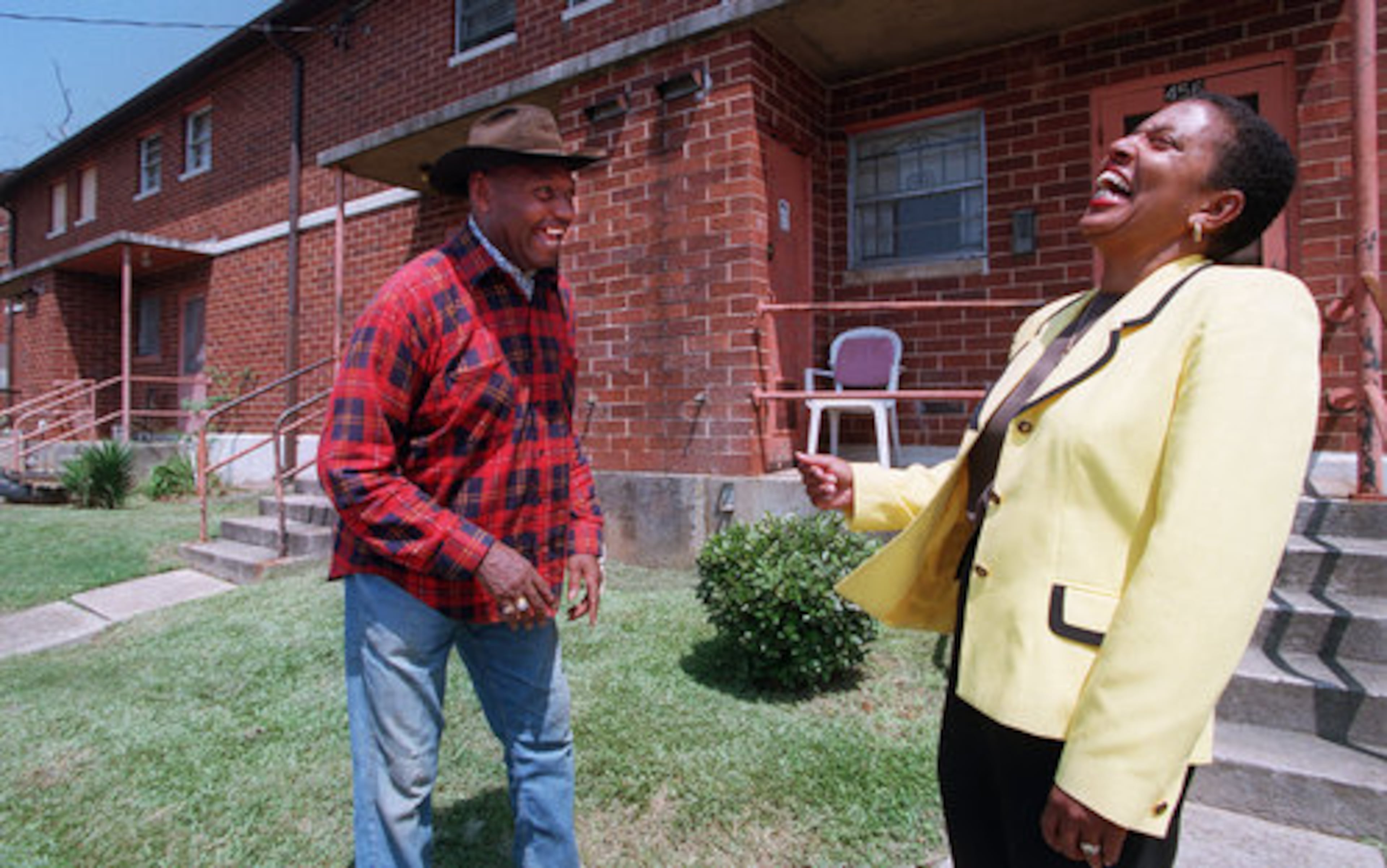 Renee Lewis Glover (right), executive director of the Atlanta Housing Authority, talks to 35-year resident Clarence Price of Carver Homes, which is no longer in existence. (AJC 1998)