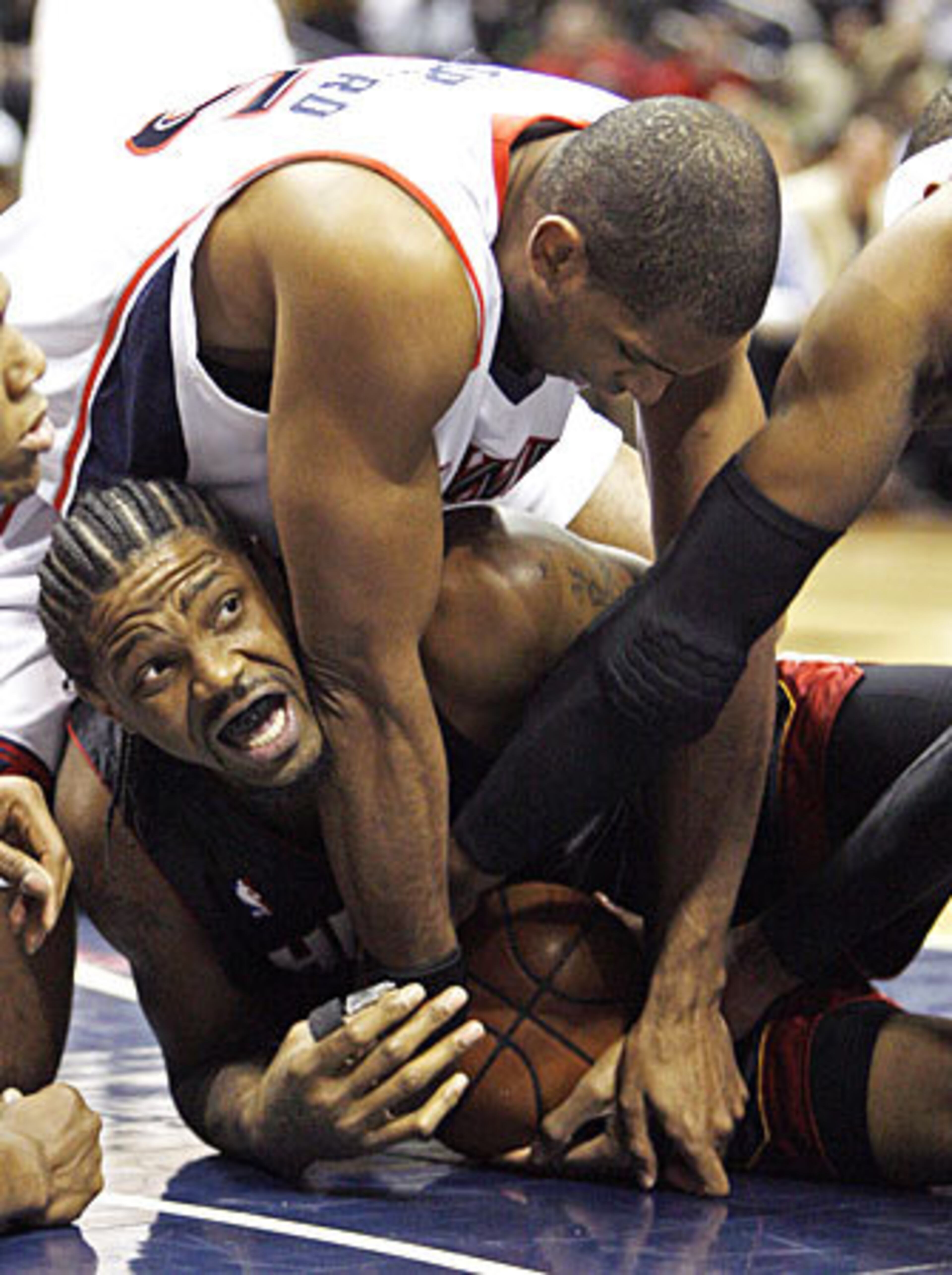 Miami Heat's Udonis Haslem, bottom, and Atlanta Hawks' Al Horford scramble for a loose ball.