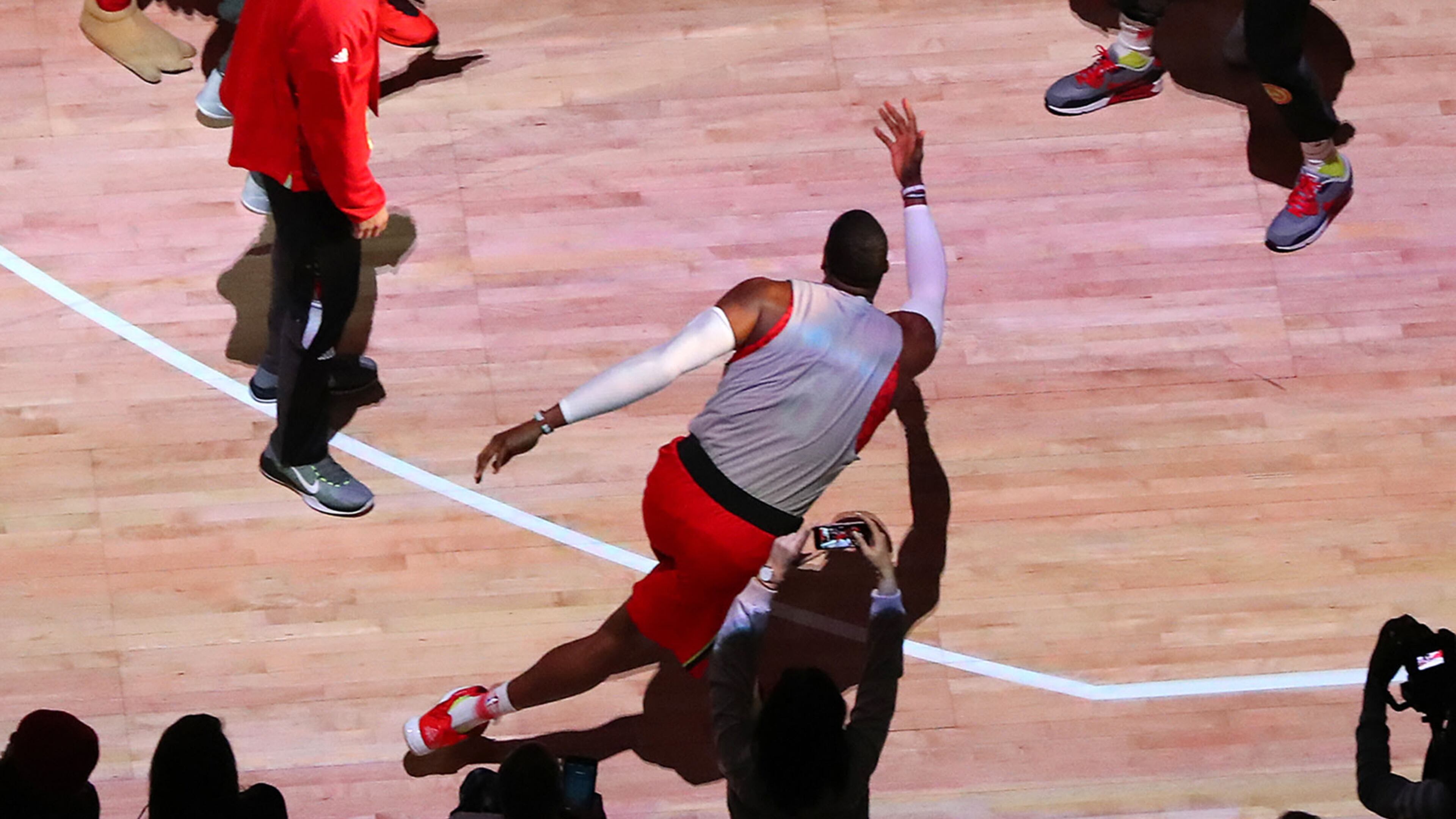 Atlanta Hawks center Dwight Howard bowls a strike as the team takes the floor to play the Milwaukee Bucks on Sunday, Jan. 15, 2017, in Atlanta, Ga. (Curtis Compton/Atlanta Journal-Constitution/TNS)