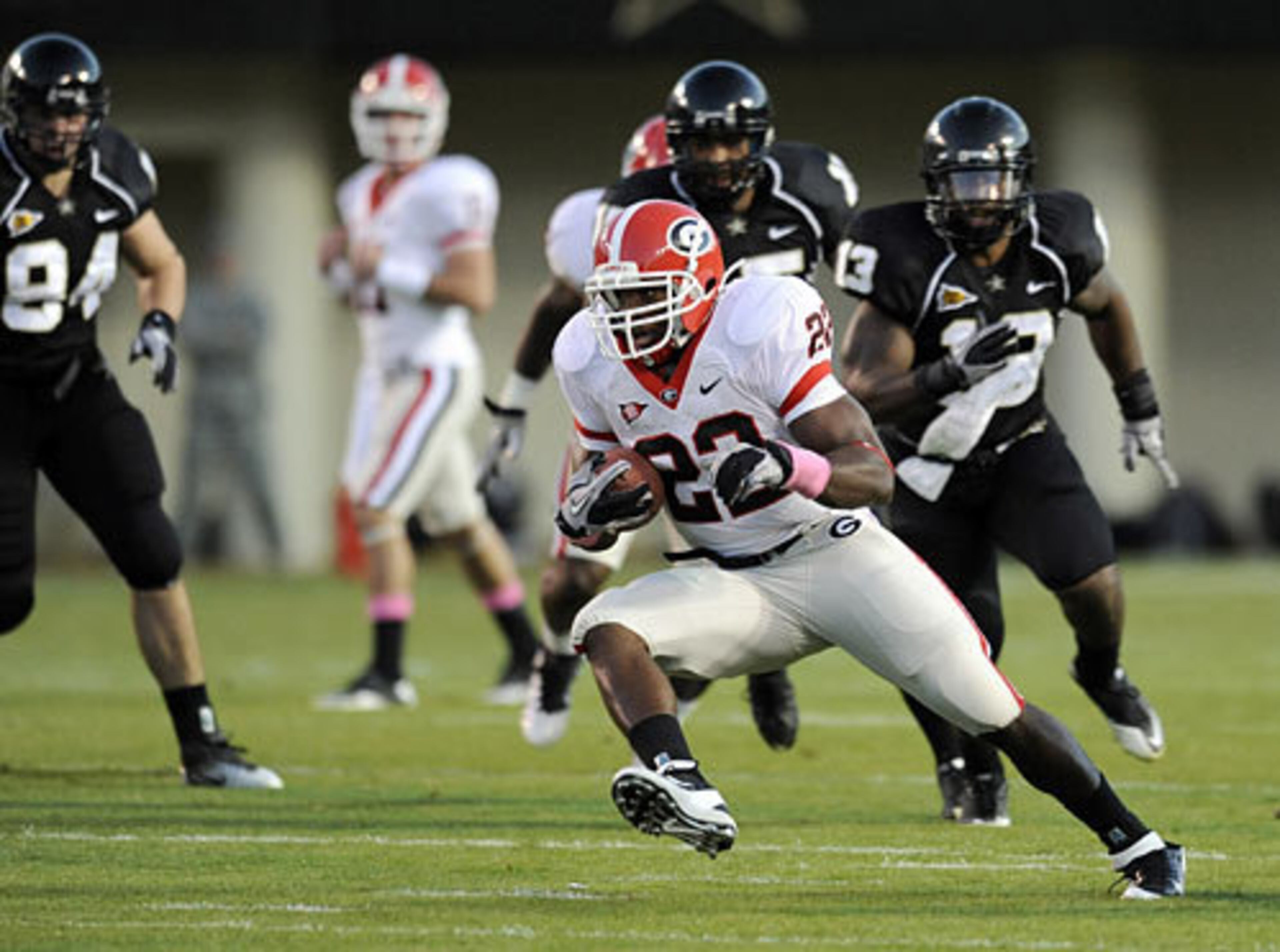 Bulldogs RB Richard Samuel (22) heads upfield as the Vandy defense closes in.