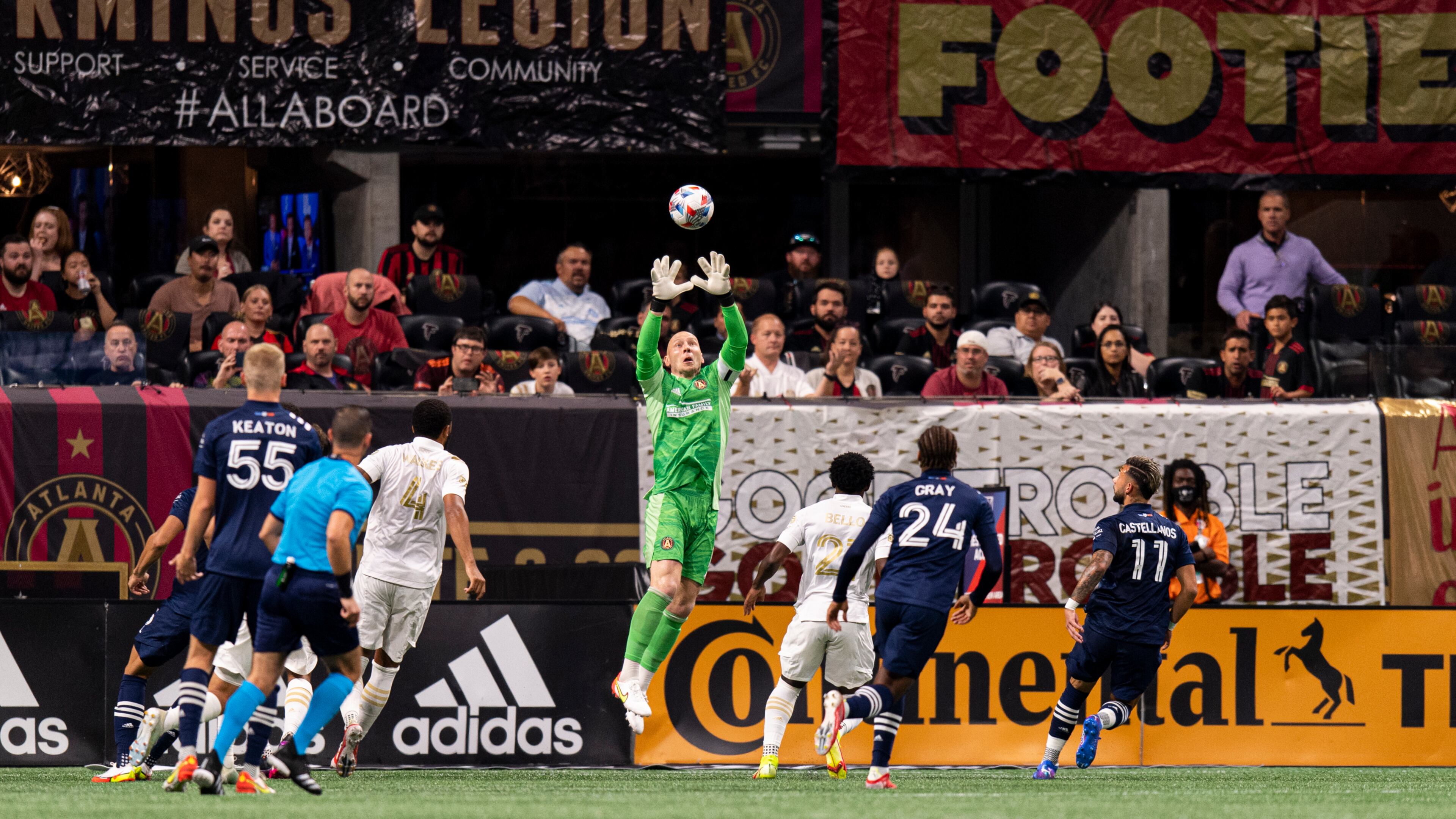 Atlanta United goalkeeper Brad Guzan (1) goes up for the ball against NYCFC Wednesday, Oct. 20, 2021, at Mercedes-Benz Stadium in Atlanta. (Jacob Gonzalez/Atlanta United)
