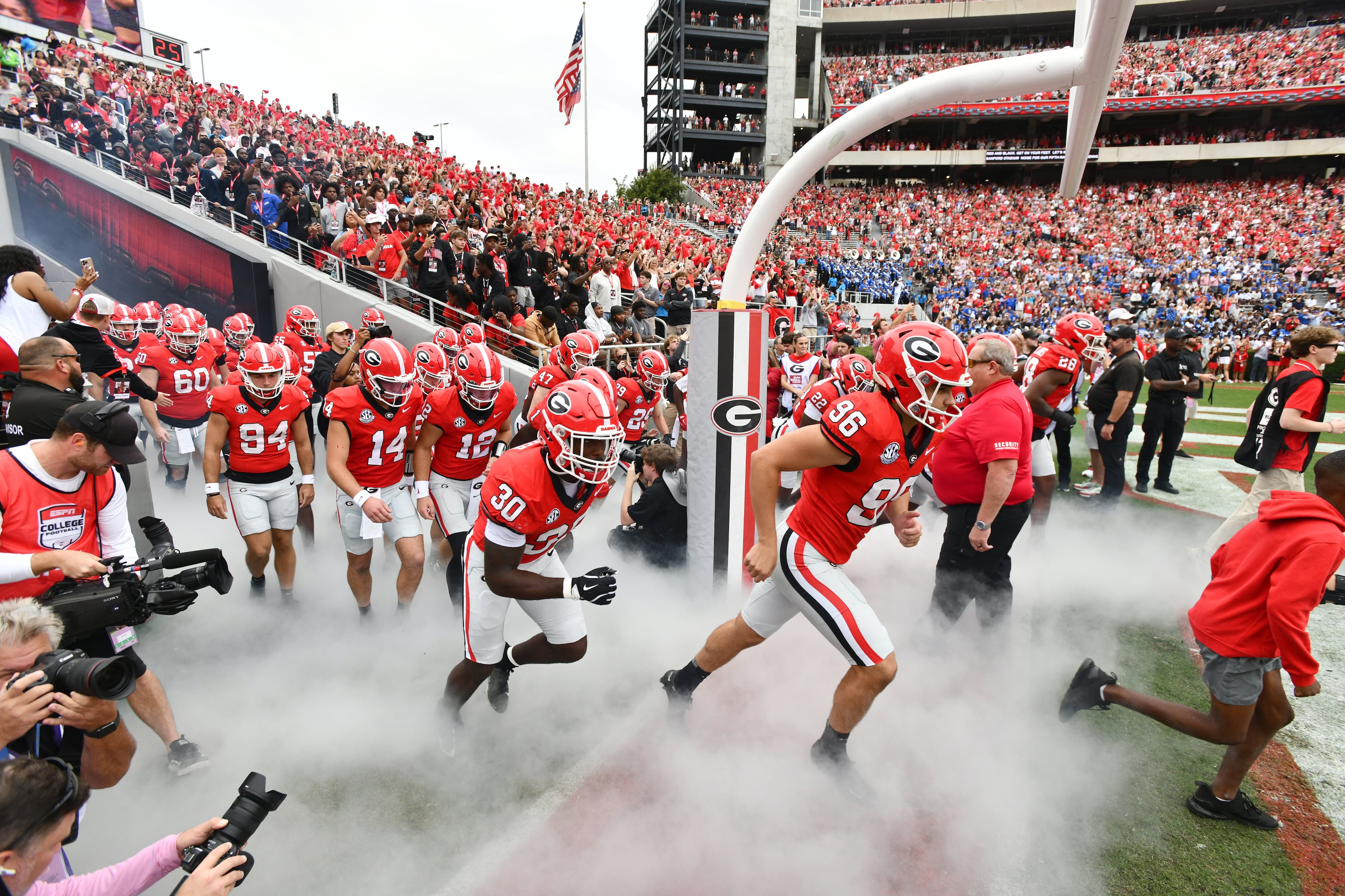 Georgia players take on the field in a NCAA college football game at Sanford Stadium, Saturday, October 4, 2025, in Athens. (Hyosub Shin / AJC)