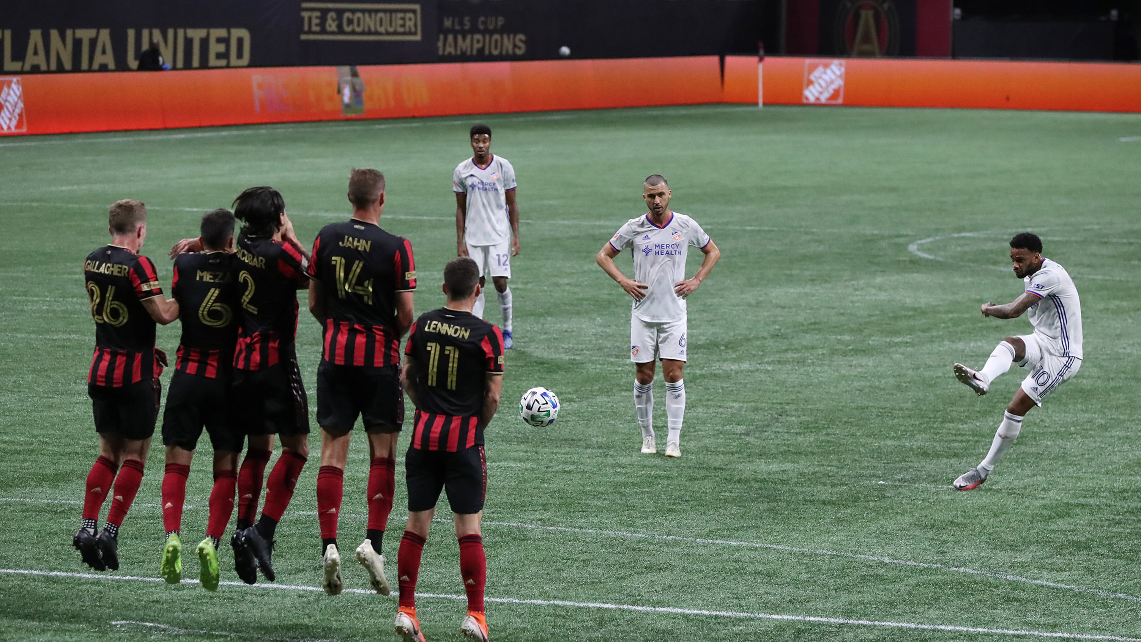 Atlanta United defenders block a penalty kick by FC Cincinnati foward Jurgen Locadia on Sunday, Nov. 1, 2020 in Atlanta, Georgia. Atlanta United beat FC Cincinnati 2-0. (Curtis Compton/Atlanta Journal-Constitution/TNS)