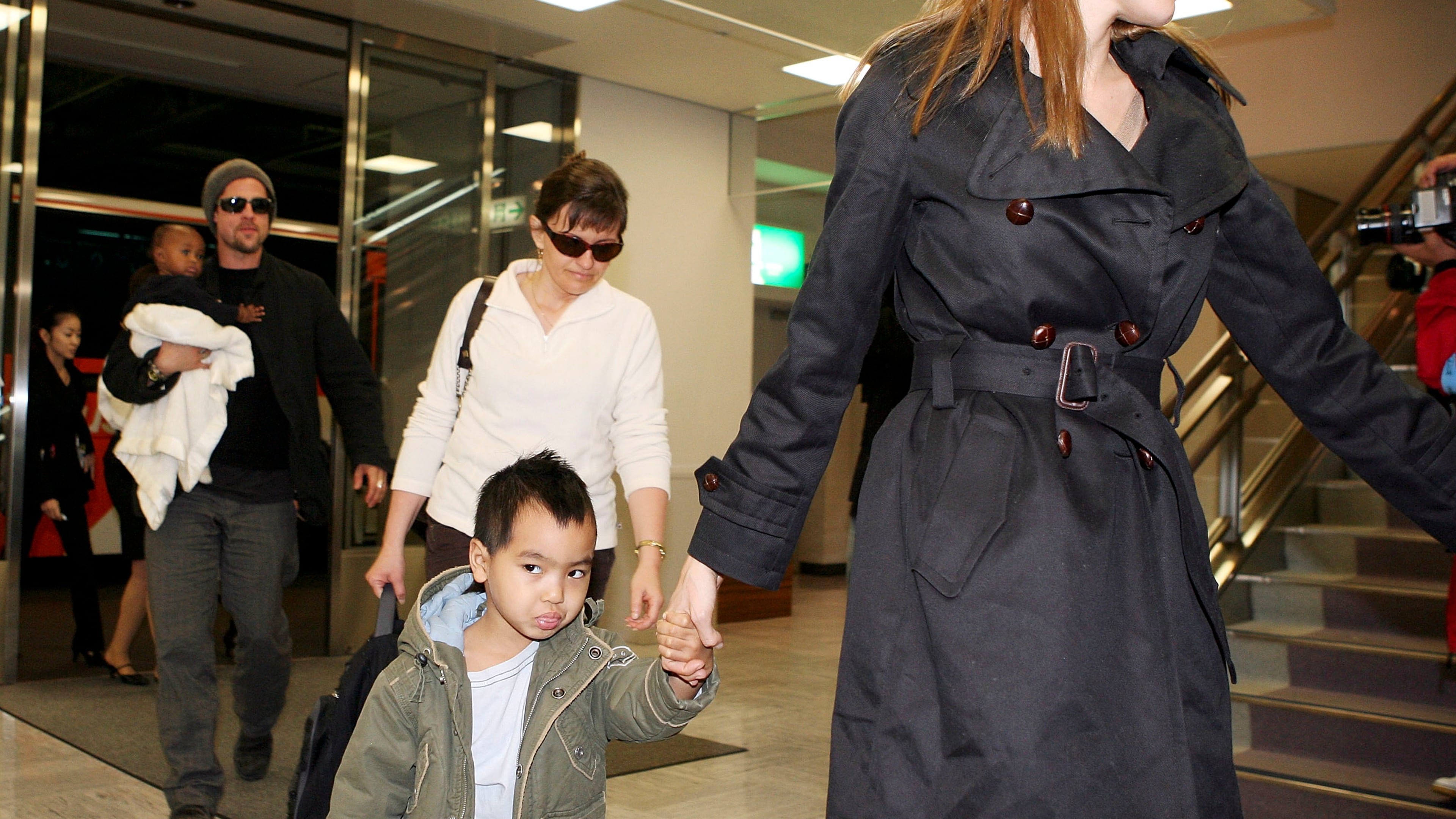 NARITA, JAPAN - NOVEMBER 27: Actor Brad Pitt (L) and actress Angelina Jolie (R) arrive with Jolie's children Zahara Marley Jolie and Maddox Jolie at the New Tokyo International Airport on November 27, 2005 in Narita, Japan. Pitt and Jolie were in Japan to promote a film 'Mr. and Mrs. Smith.' (Photo by Koichi Kamoshida/Getty Images)