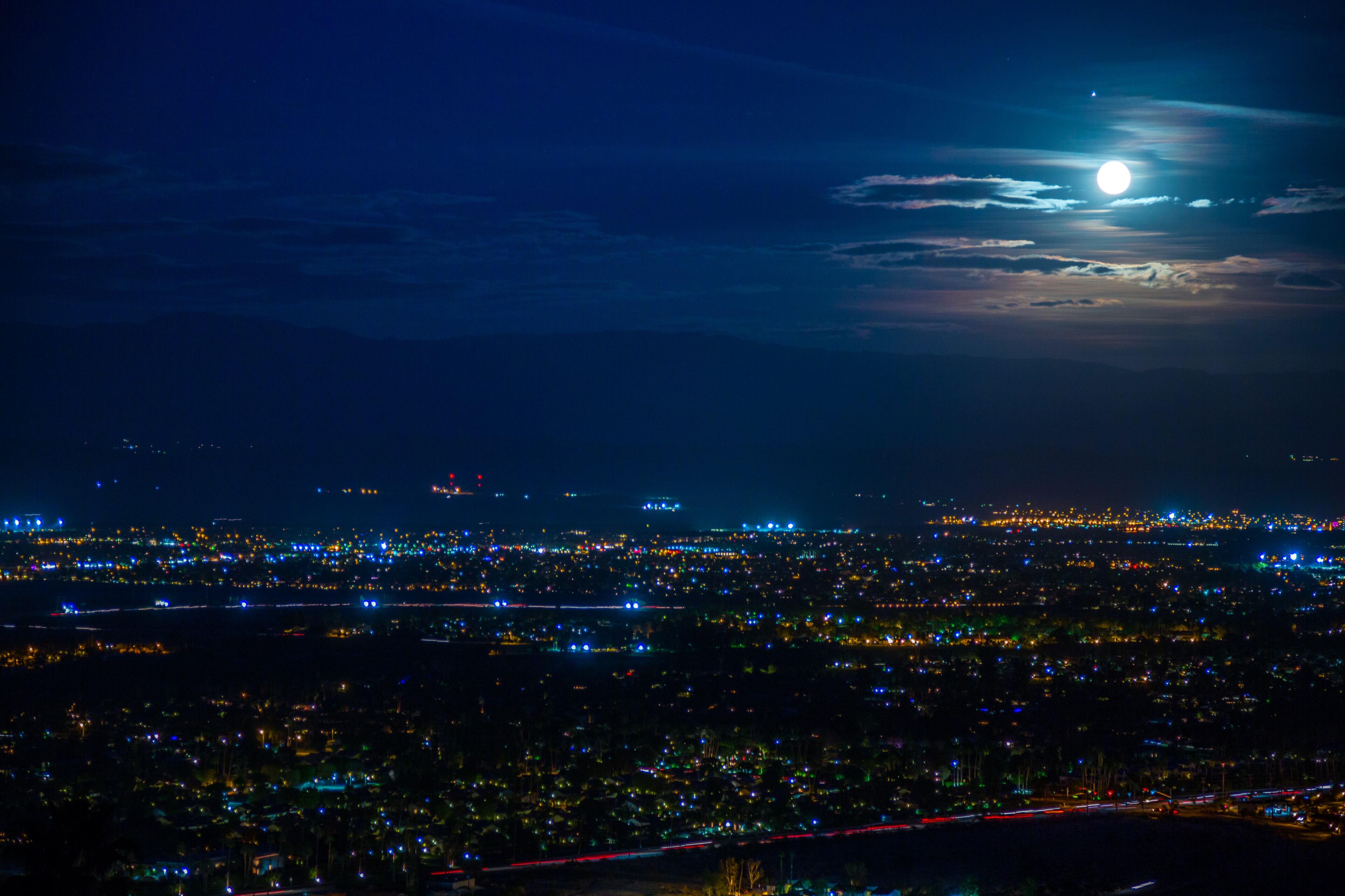 Nope, this isn't a UFO -- it's a $50 million home once owned by comedian Bob Hope and his wife, Delores. The futuristic Palm Springs, Calif., estate boasts 23,000 square feet of space, six bedrooms, 13 bathrooms, a spa, indoor and outdoor pools, and a high undulating roof. The property also includes a pond, putting greens and a tennis court. For more information, visit http://www.toptenrealestatedeals.com/homes/weekly-ten-best-home-deals/2013/03-05-2013/.