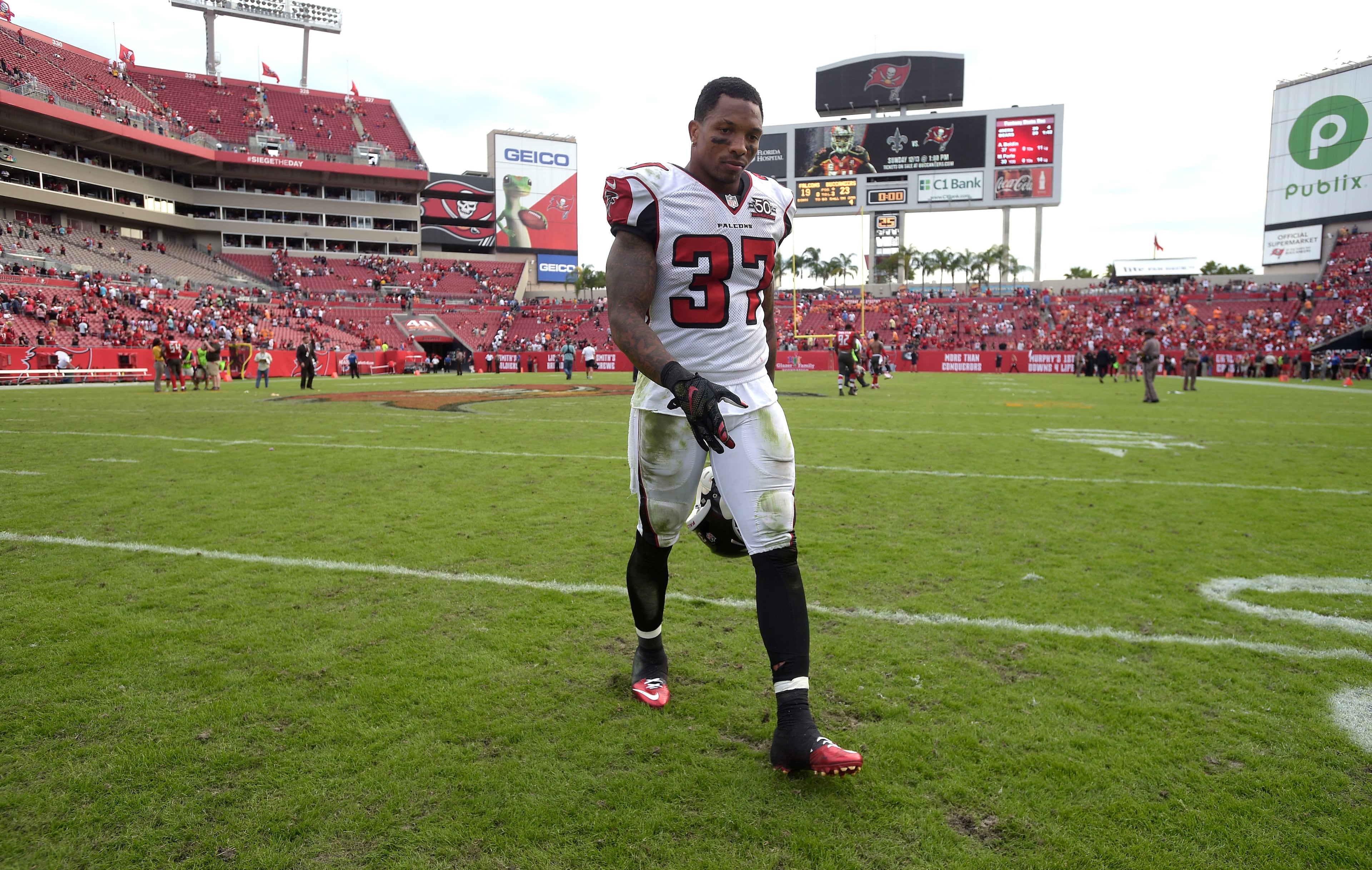 Atlanta Falcons free safety Ricardo Allen (37) leaves the field after an NFL football game against the Tampa Bay Buccaneers in Tampa, Fla., Sunday, Dec. 6, 2015. The Buccaneers 23-19. (AP Photo/Phelan M. Ebenhack)