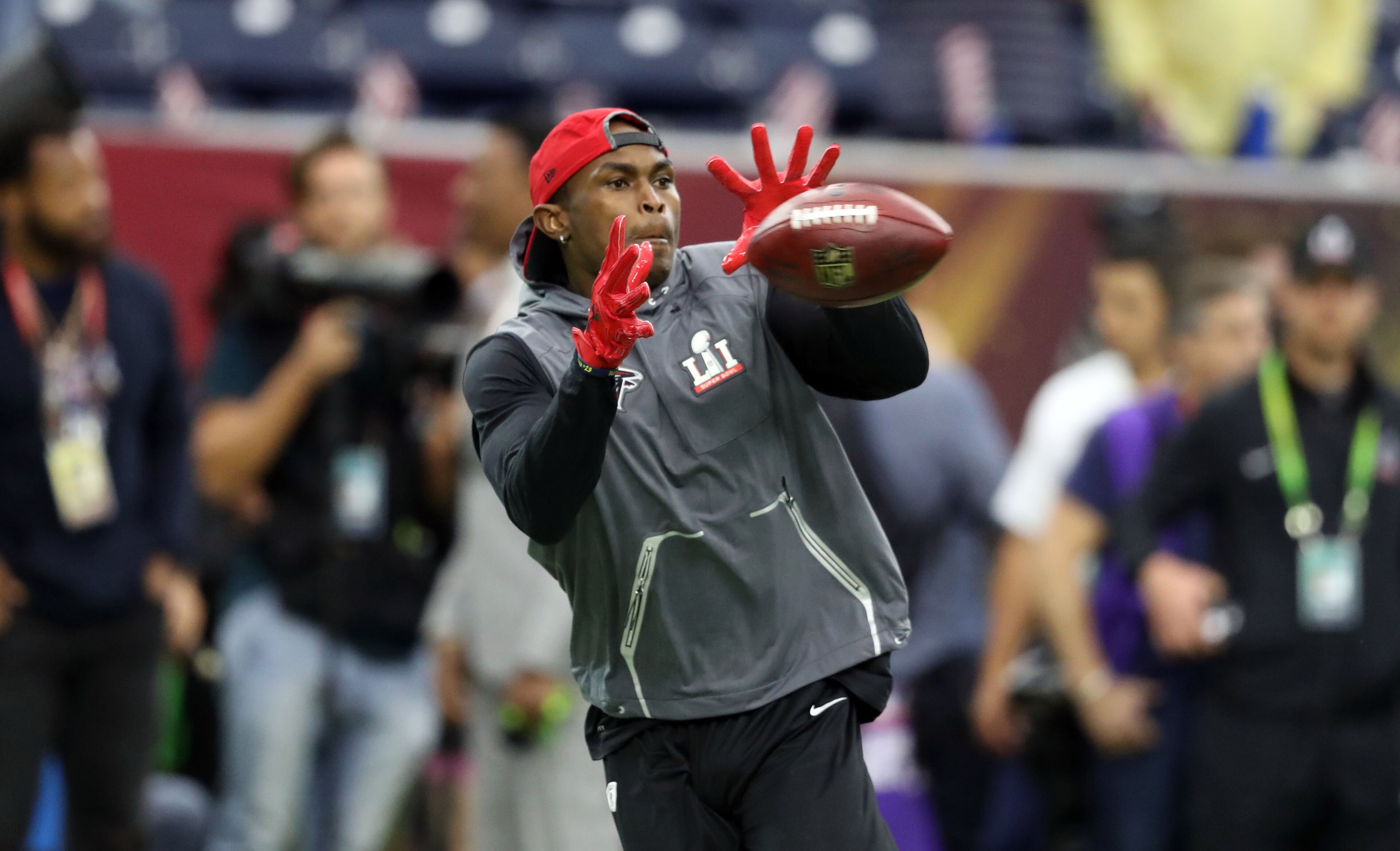 FEBRUARY 5, 2017 HOUSTON TX Atlanta Falcons wide receiver Julio Jones (11) catches a pass from QB Matt Ryan during warmups as the Atlanta Falcons meet the New England Patriots in Super Bowl LI at NRG Stadium in Houston, TX, Sunday, February 5, 2017. Curtis Compton/AJC
