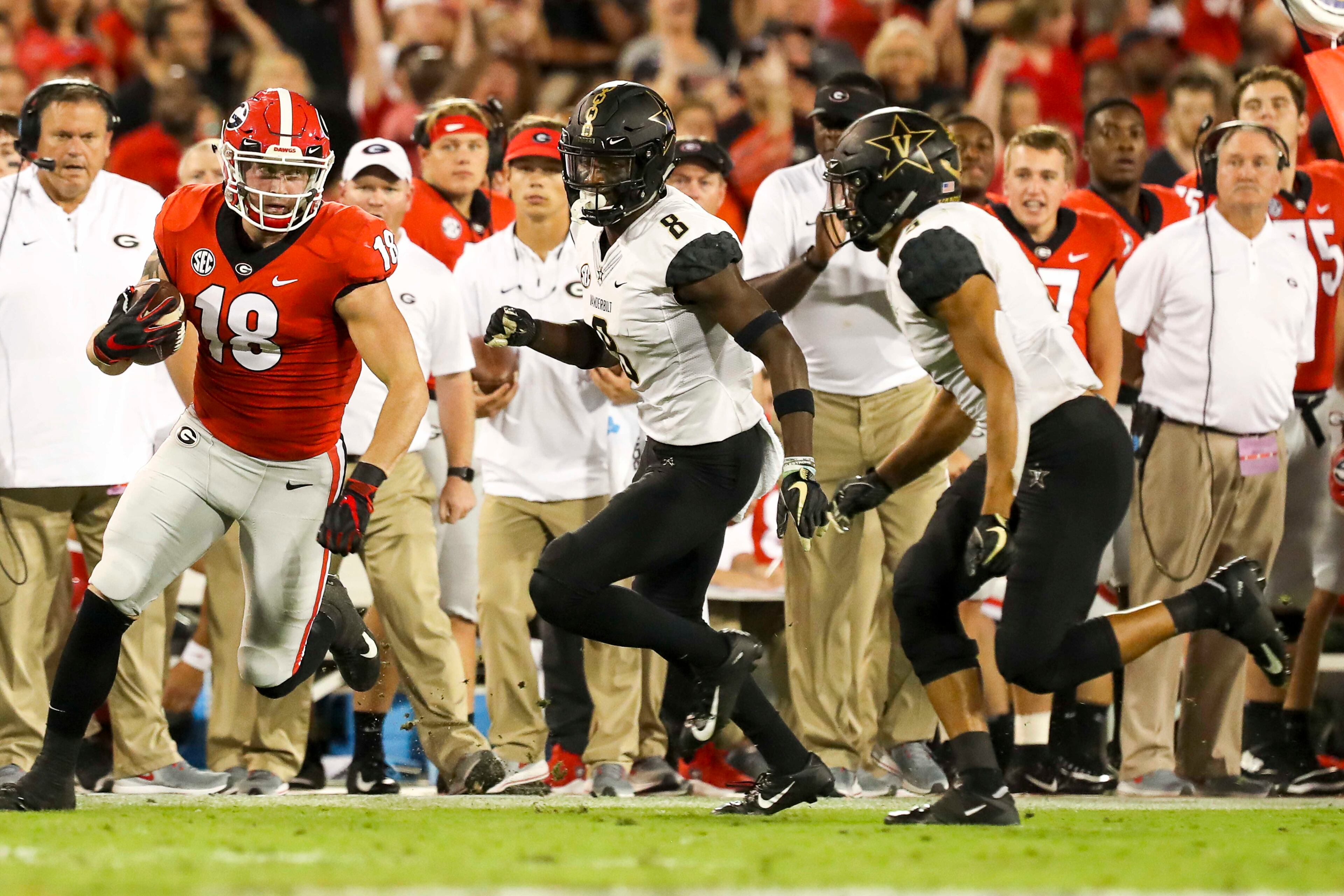 10/06/2018 -- Athens, Georgia -- Georgia tight end Isaac Nauta (18) runs the ball against Vanderbilt during the second quarter of an NCAA college football game at Sanford Stadium in Athens, Saturday, October 6, 2018. (ALYSSA POINTER/ALYSSA.POINTER@AJC.COM)